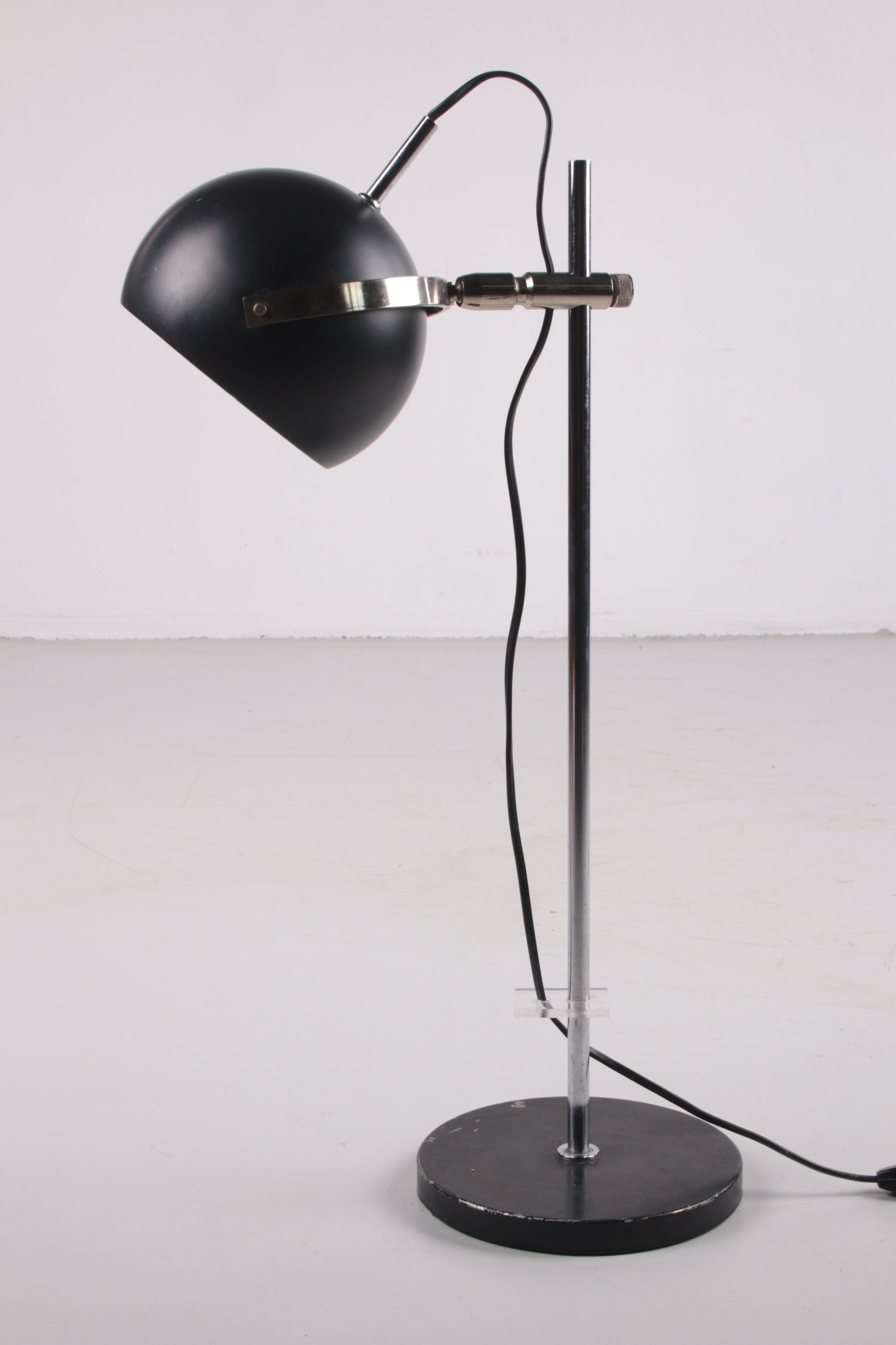 Zwart metalen verstelbaar bureaulampje uit Denemarken zijkant licht uit