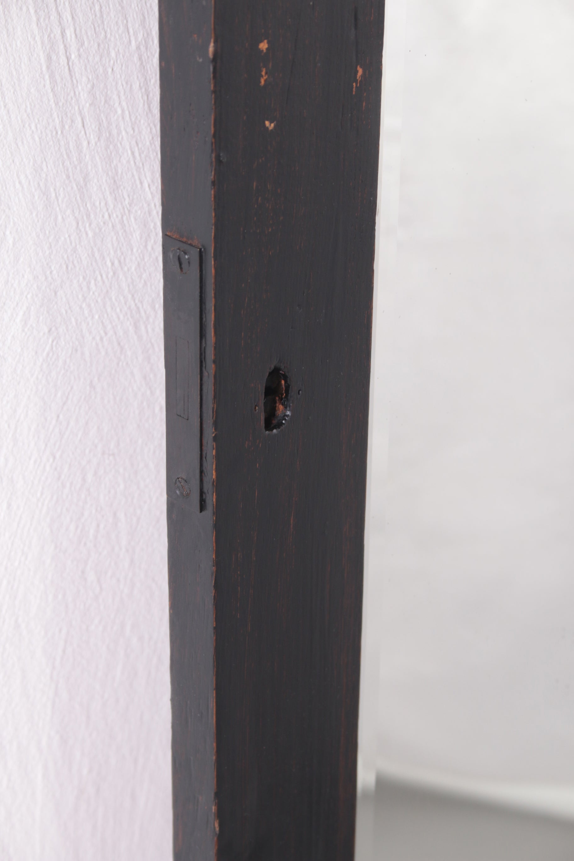 Grote Zwarte Passpiegel met mooie houten lijst detail rand