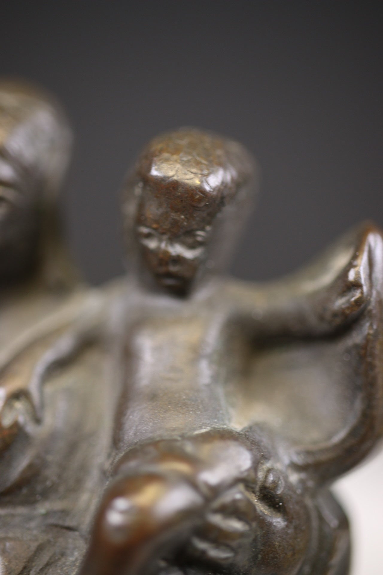 19é Vlaamse Bronzen Mariabeeld met kind detail kind