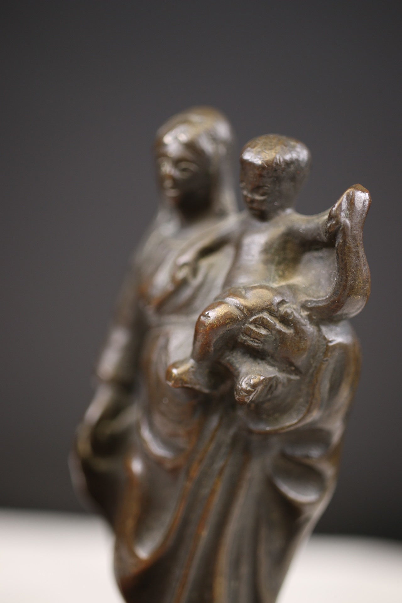 19é Vlaamse Bronzen Mariabeeld met kind zijkant
