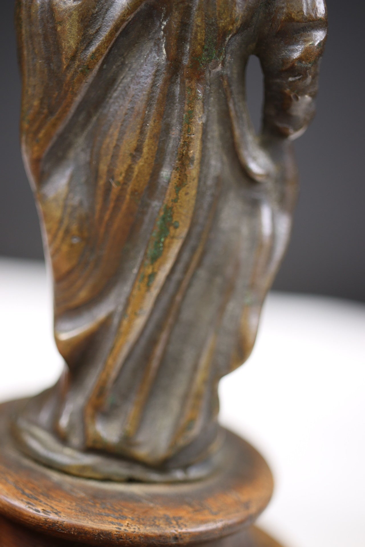 19é Vlaamse Bronzen Mariabeeld met kind detail jurk achterkant