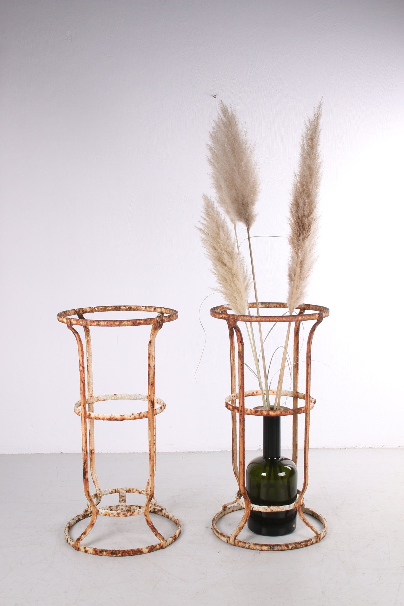 Zeer oude smeedijzeren Franse tuinstandaard een set van 2 met prachtige patina sfeerfoto