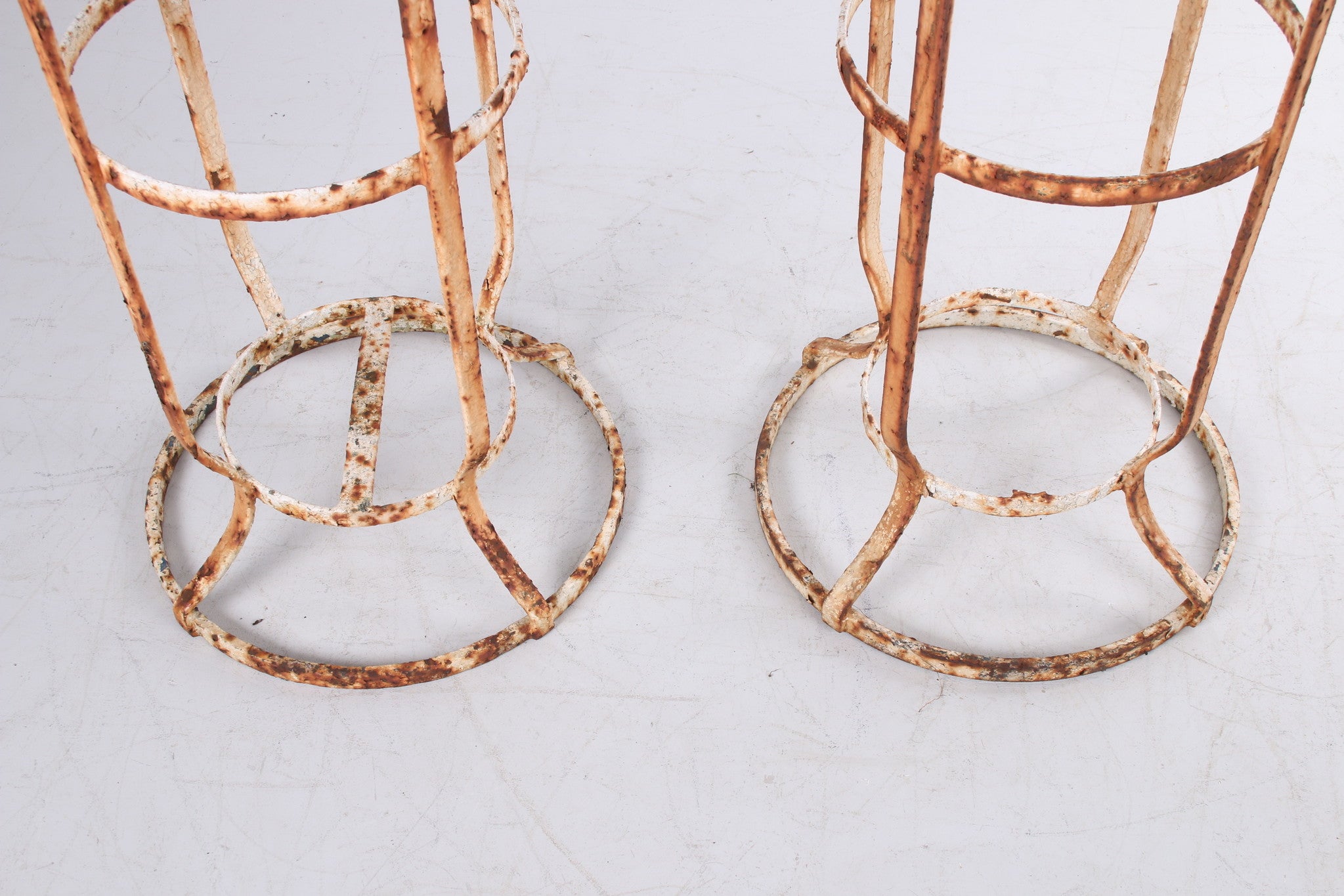 Zeer oude smeedijzeren Franse tuinstandaard een set van 2 met prachtige patina detail onderkant bovenaf