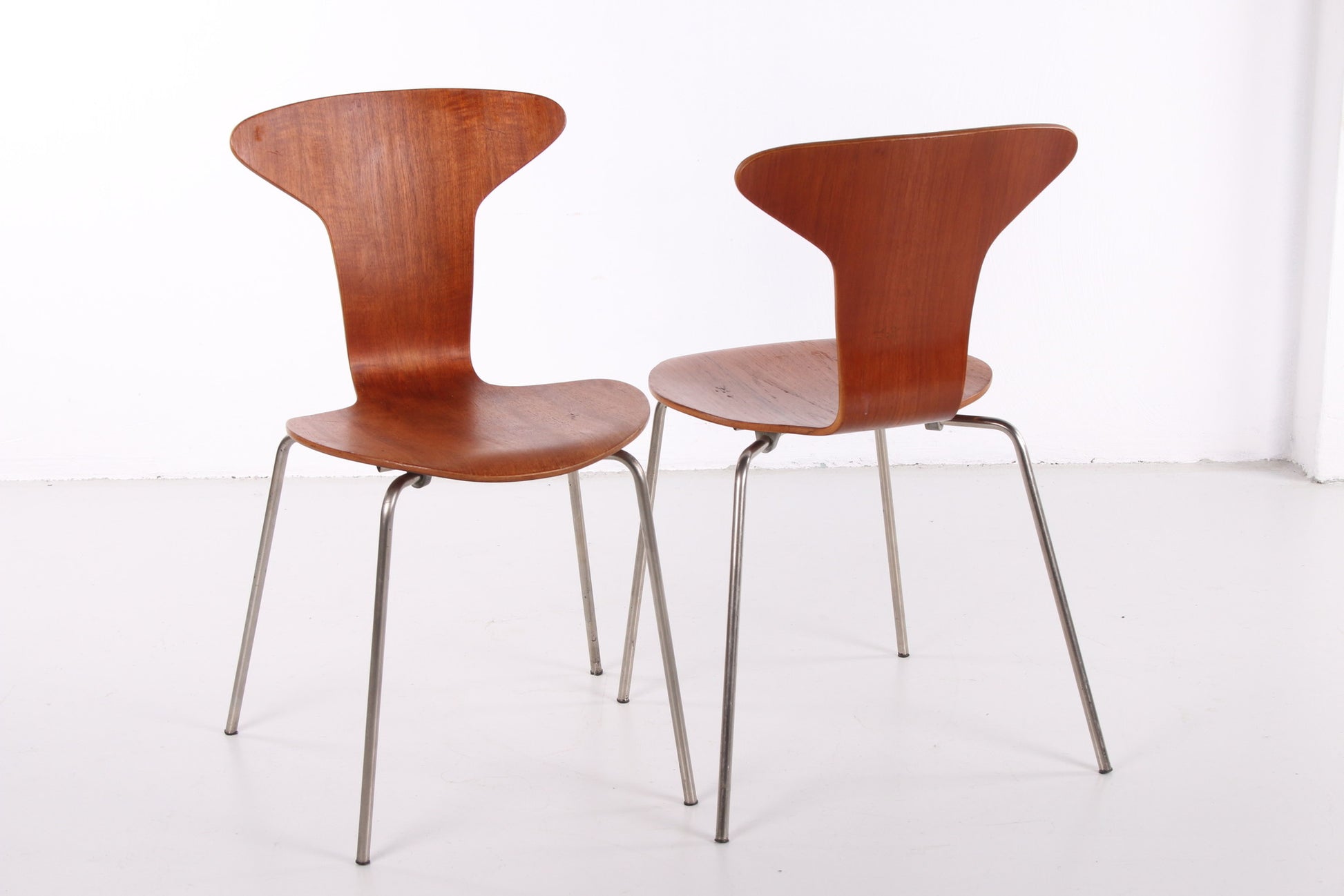 Vintage Arne Jacobsen Mosquito 3105 stoel set van 2 gemaakt door Fritz Hansen 1950s voor en achterkant schuin