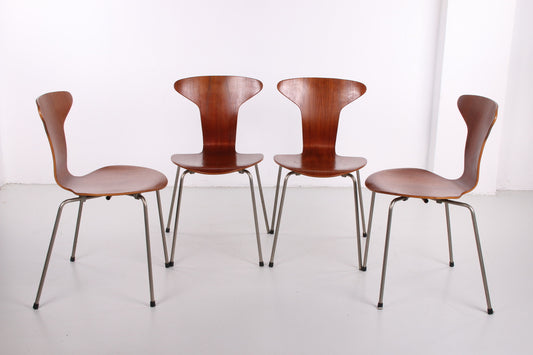 Vintage Arne Jacobsen Mosquito 3105 stoel set van 4 gemaakt door Fritz Hansen 1950s voorkant en zijkant set