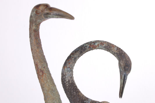 Twee grote bronzen kraanvogels in Hollywood Regency stijl jaren 70 detail koppen vogels