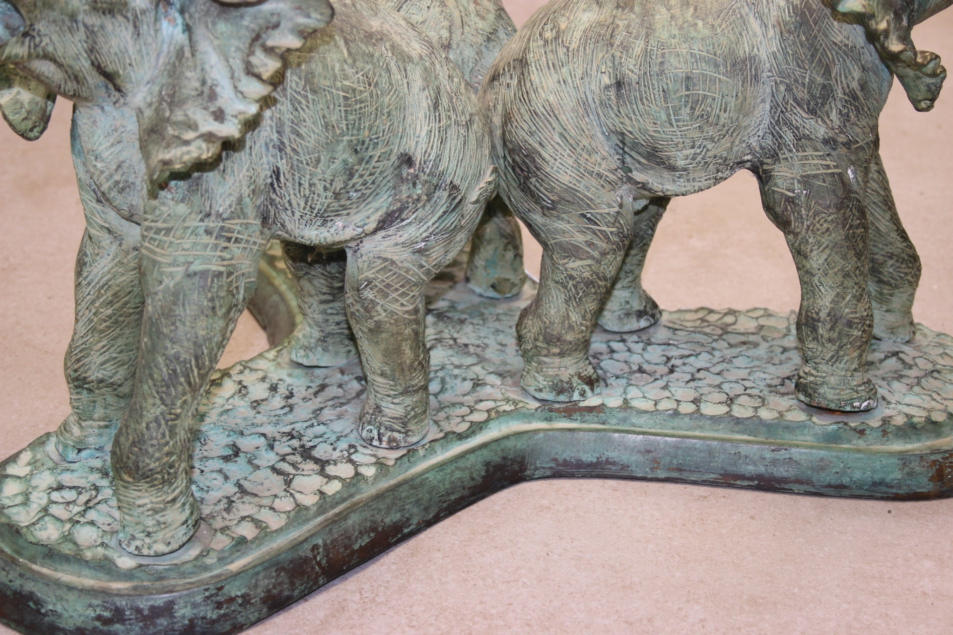 Bronzen Olifanten Tafel 70 jaren detail poten olifant