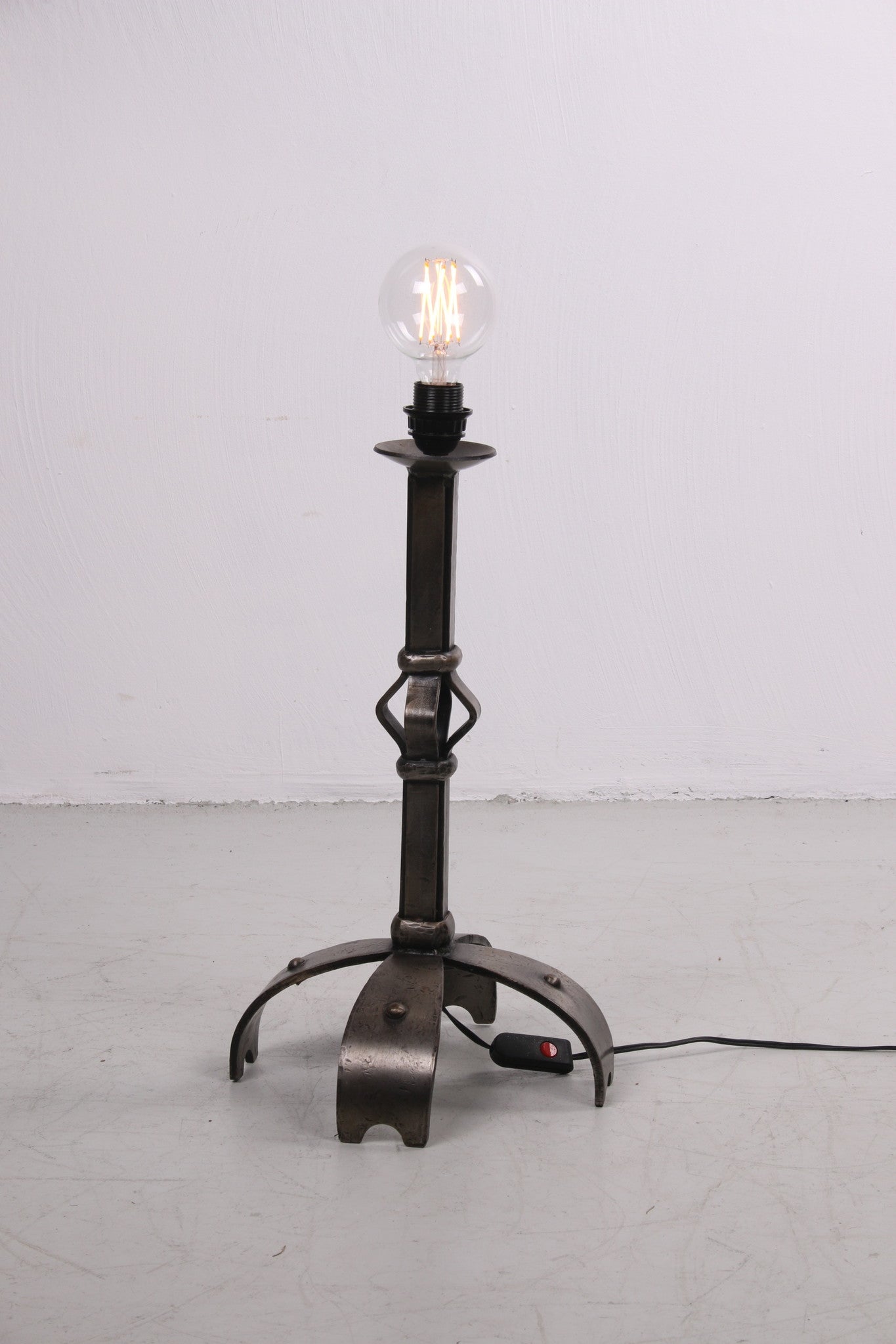 Grof metalen stoere Brutalischtische vloerlamp voorkant licht aan