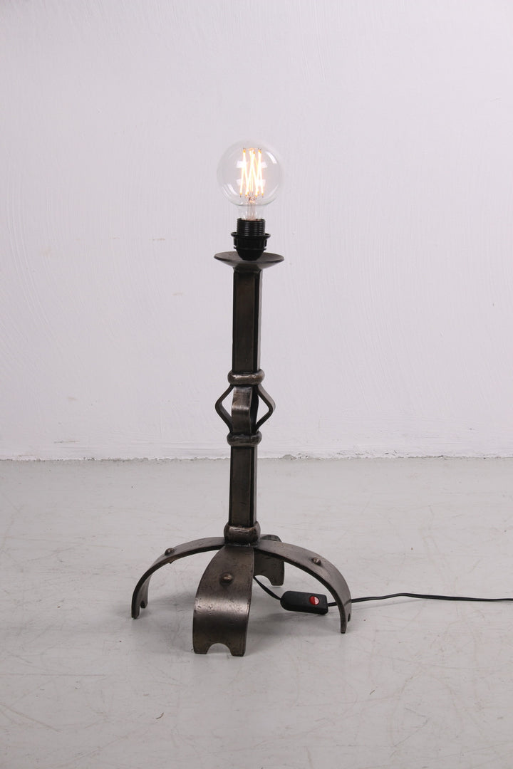 Grof metalen stoere Brutalischtische vloerlamp voorkant licht aan