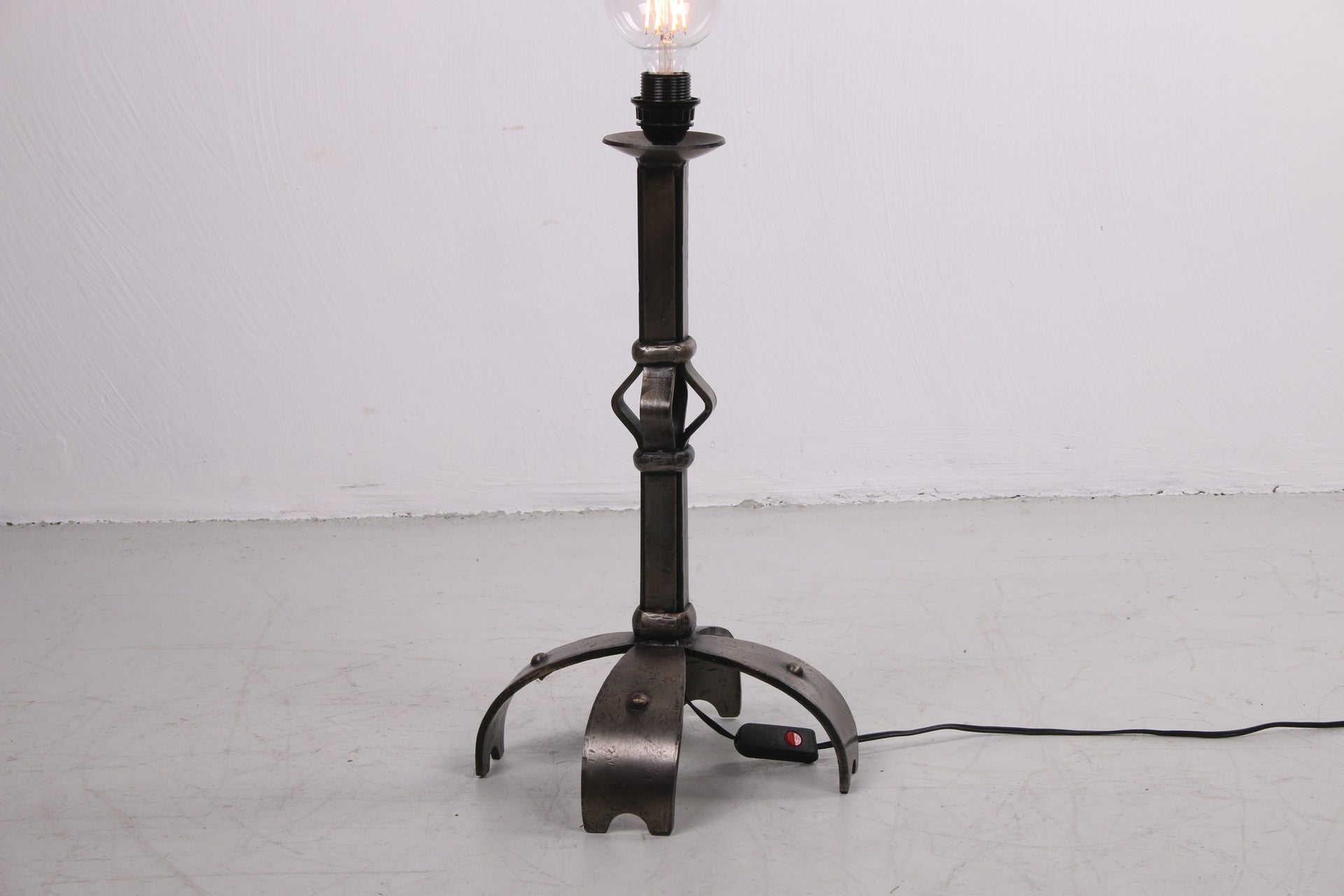 Grof metalen stoere Brutalischtische vloerlamp voorkant