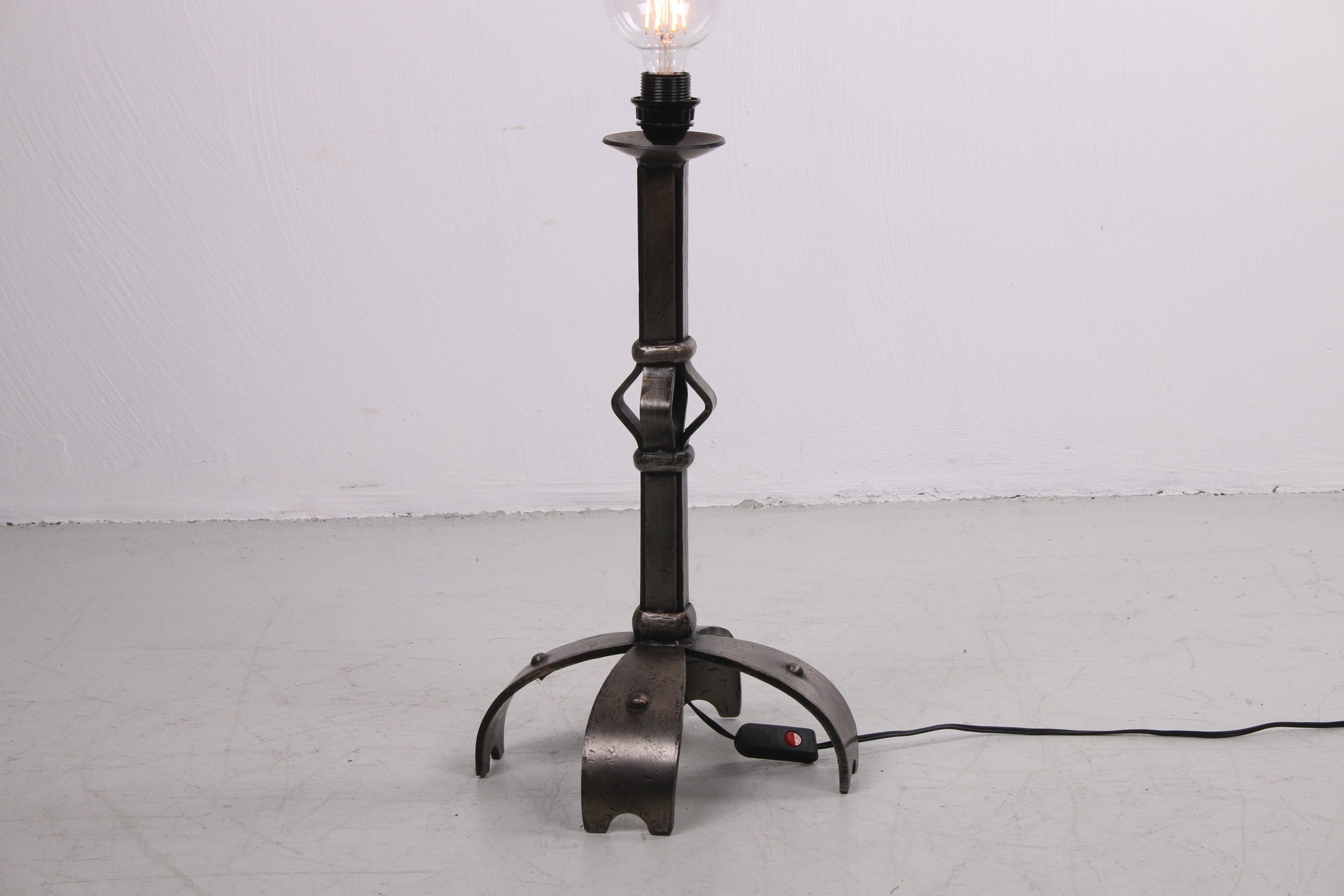 Grof metalen stoere Brutalischtische vloerlamp voorkant