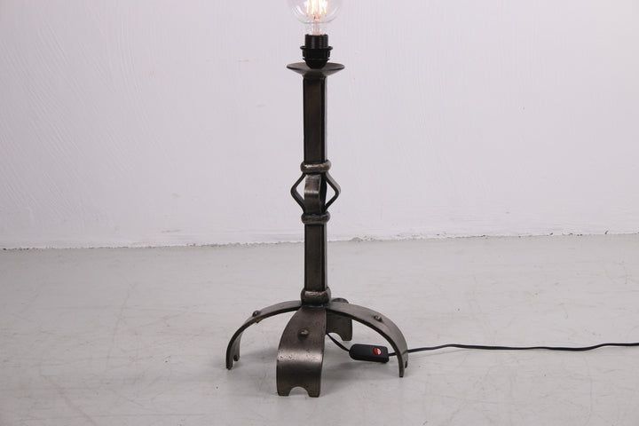 Grof metalen stoere Brutalischtische vloerlamp voorkant