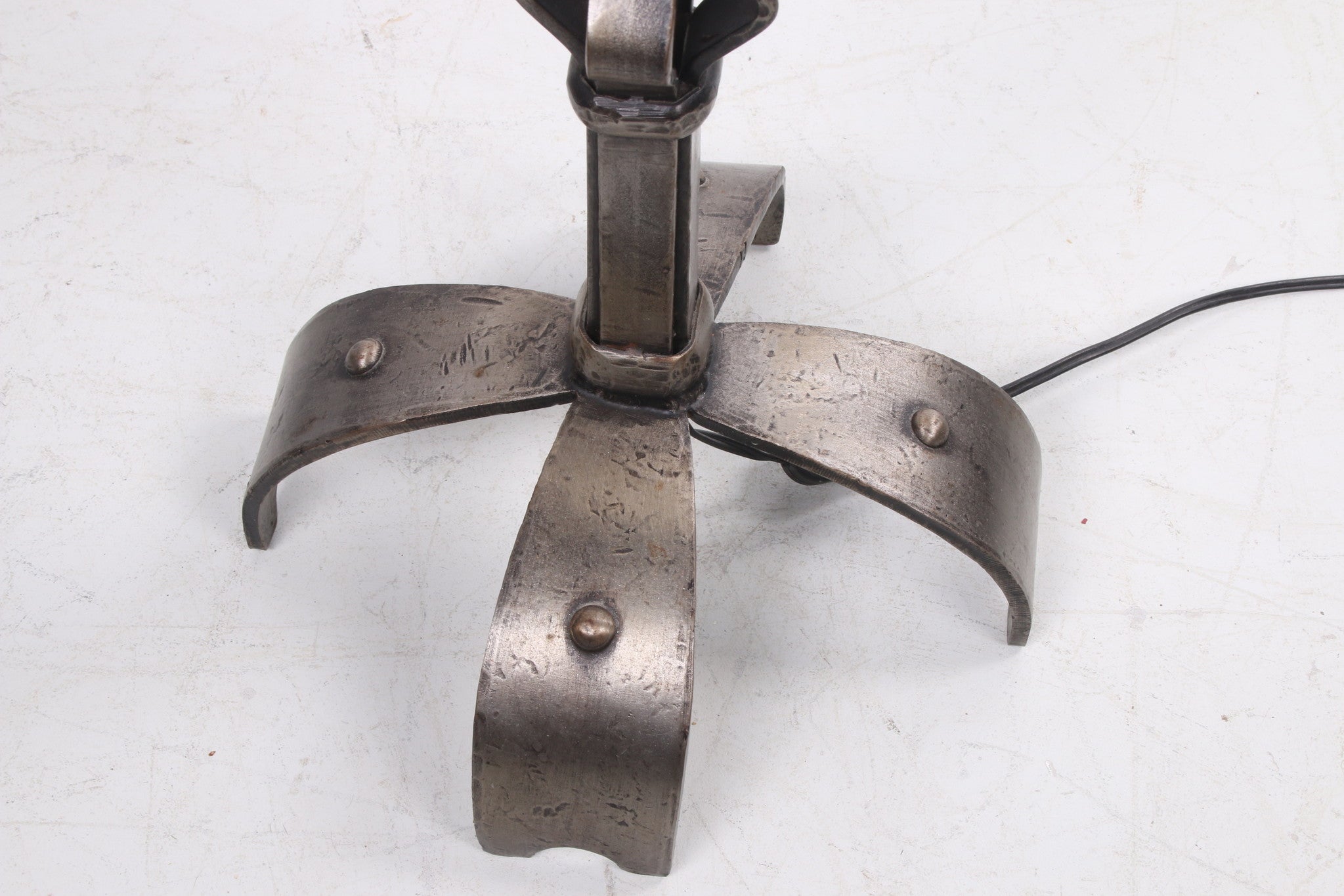 Grof metalen stoere Brutalischtische vloerlamp detail voetstuk