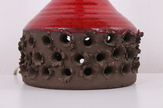 Brutalistische keramieke tafellamp Rood /Zwart Arne Bassa Denemarken detail onderkant