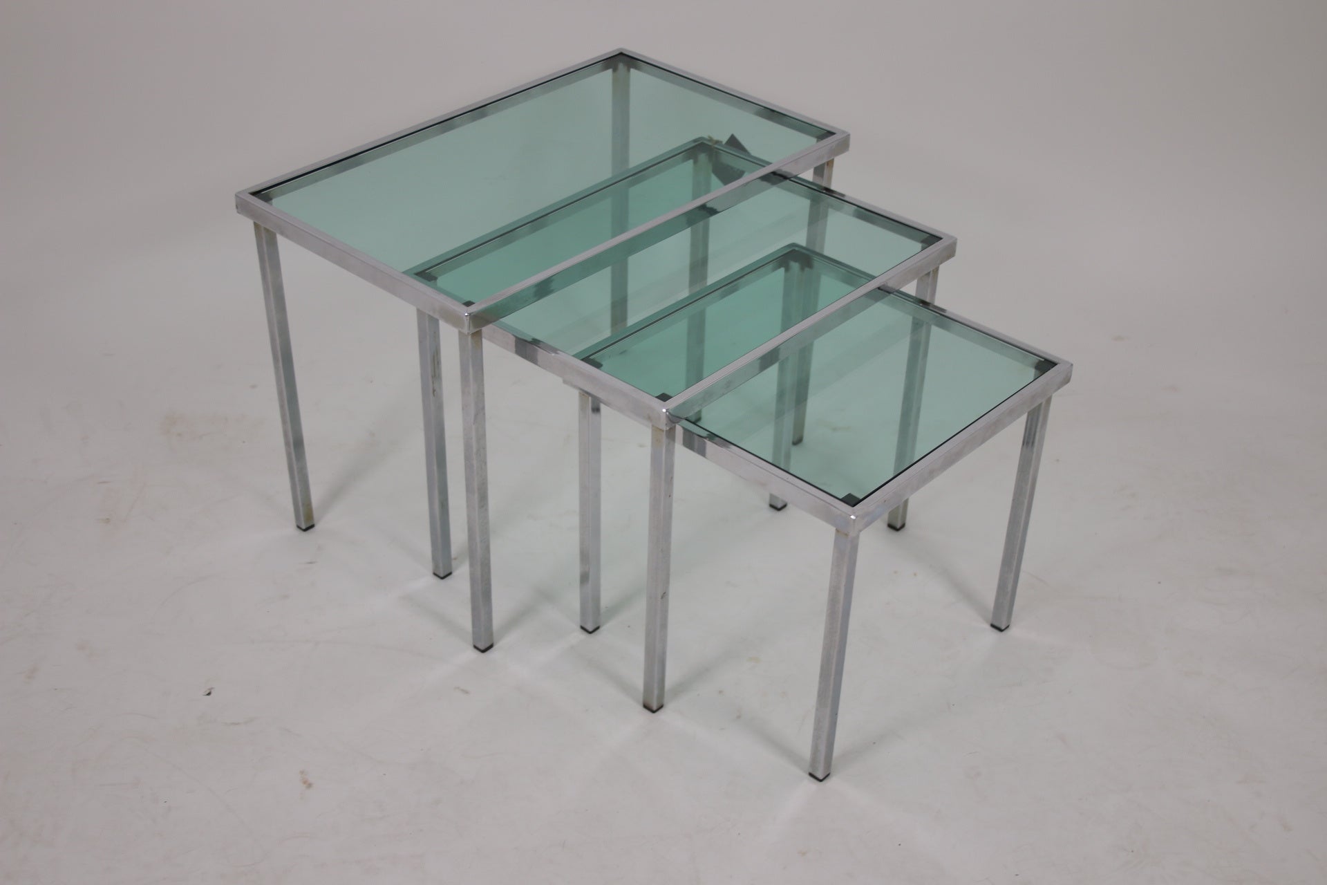 Chrome Bijzet tafeltjes met licht blauw doorzichtig glaszijkant set