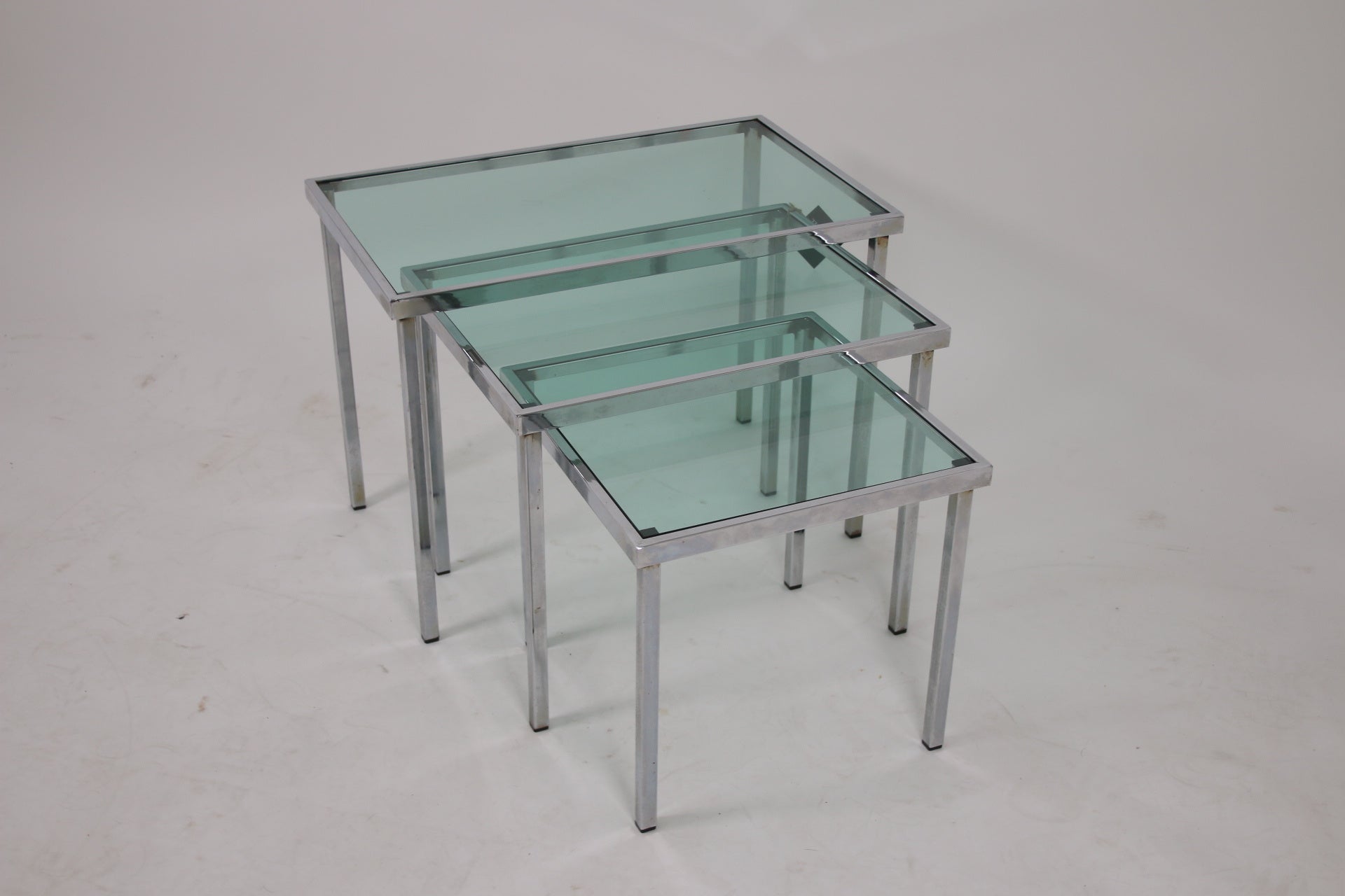 Chrome Bijzet tafeltjes met licht blauw doorzichtig glas voorkant set