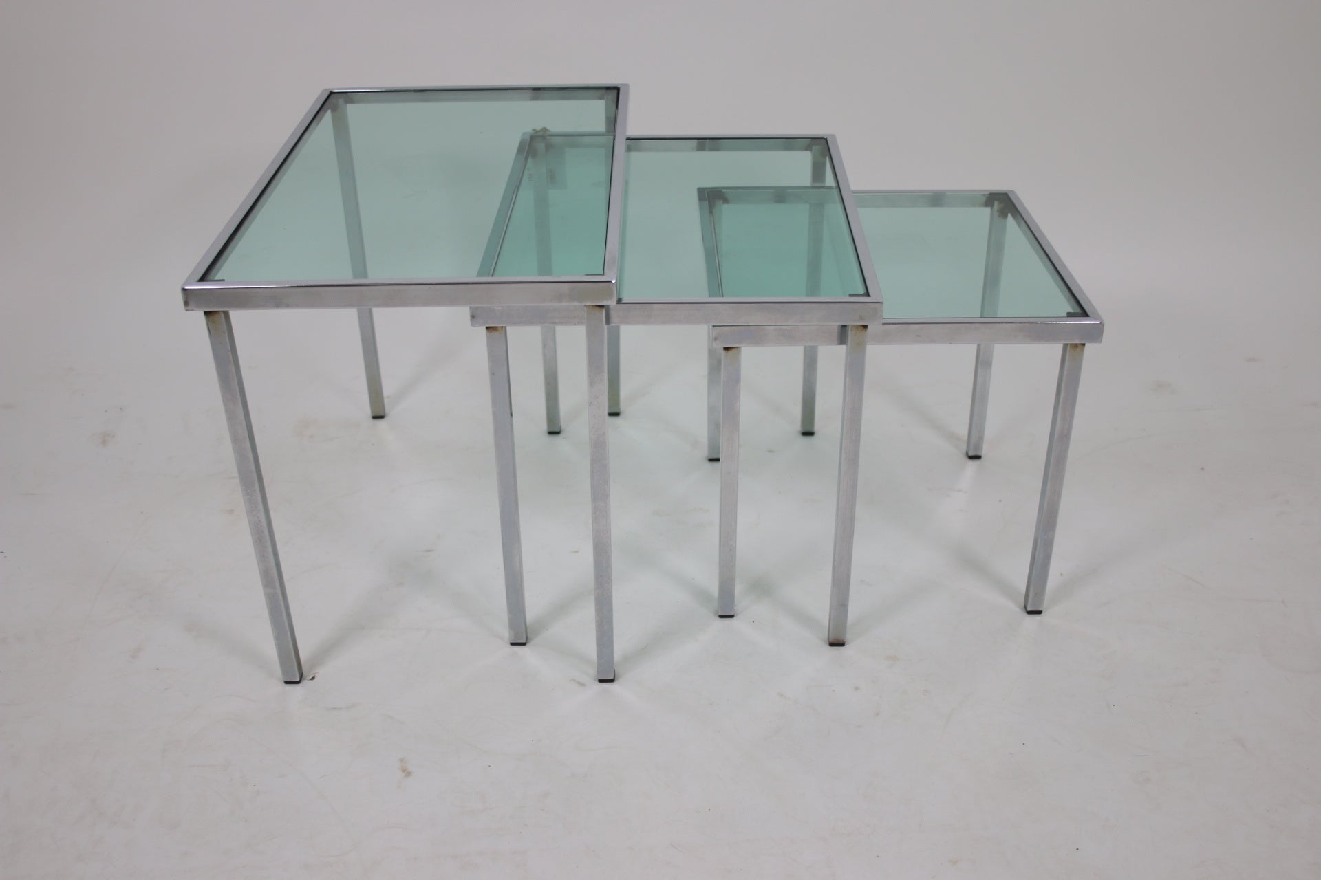 Chrome Bijzet tafeltjes met licht blauw doorzichtig glas zijkant set