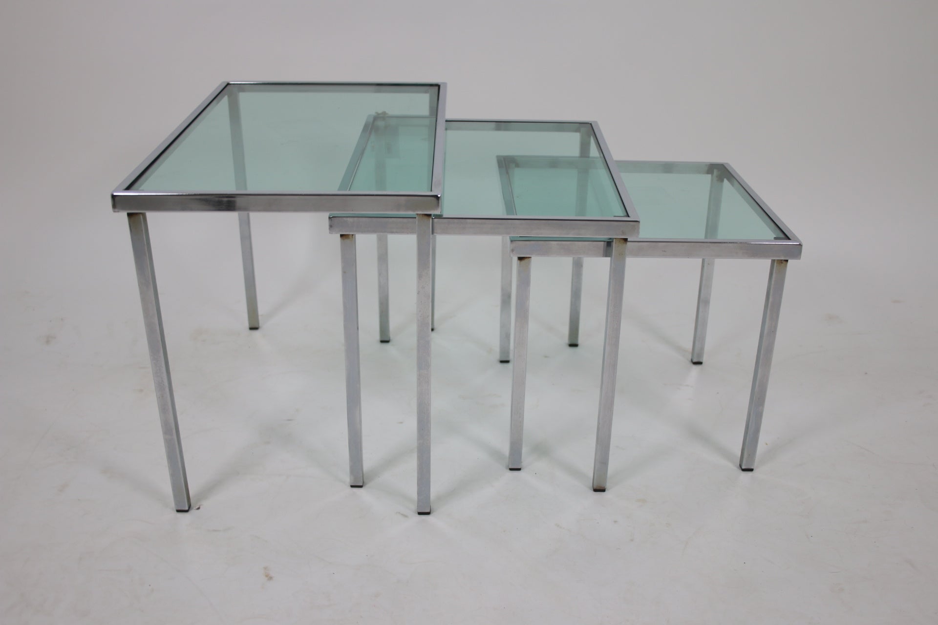 Chrome Bijzet tafeltjes met licht blauw doorzichtig glas zijkant zet