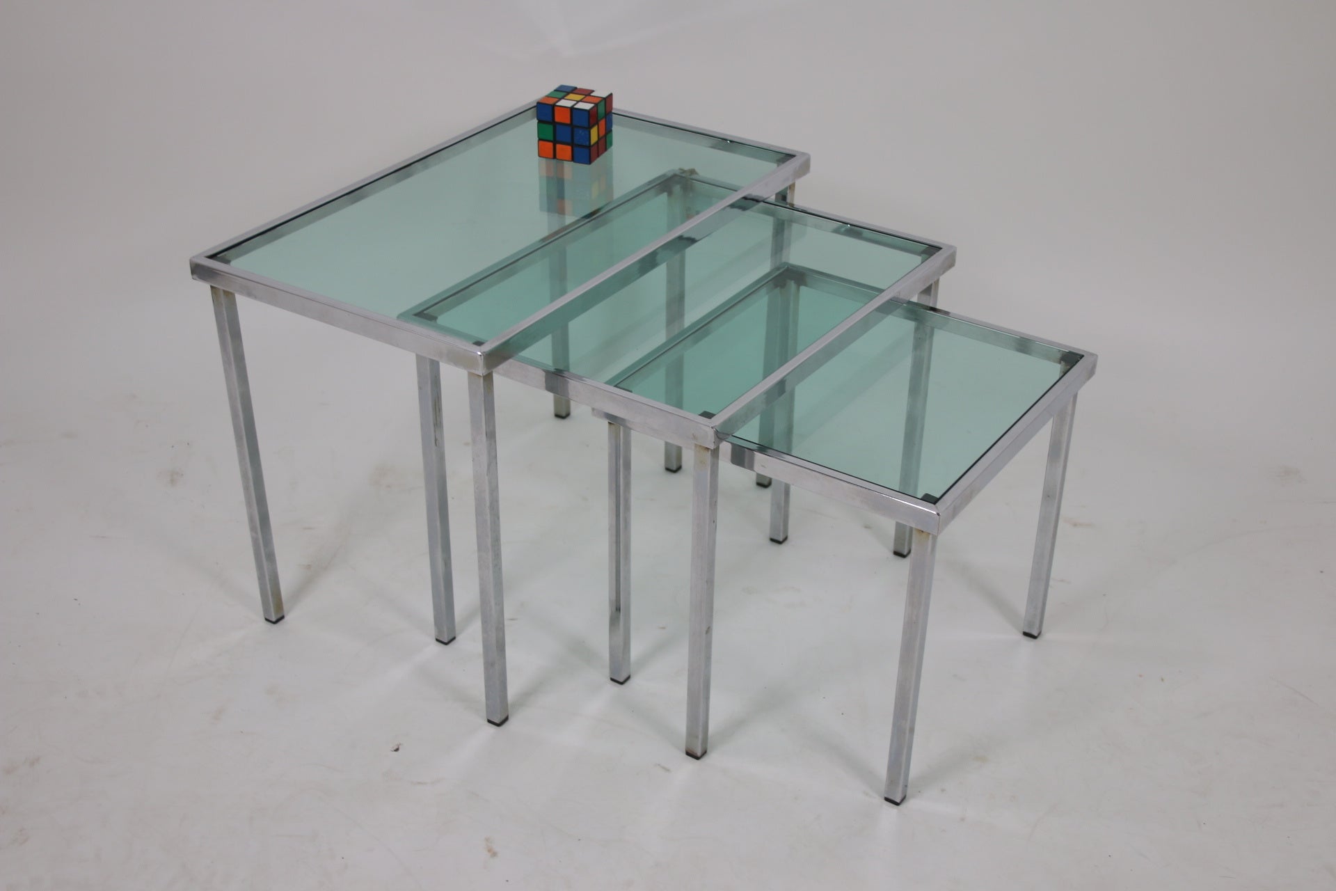Chrome Bijzet tafeltjes met licht blauw doorzichtig glas sfeerfoto