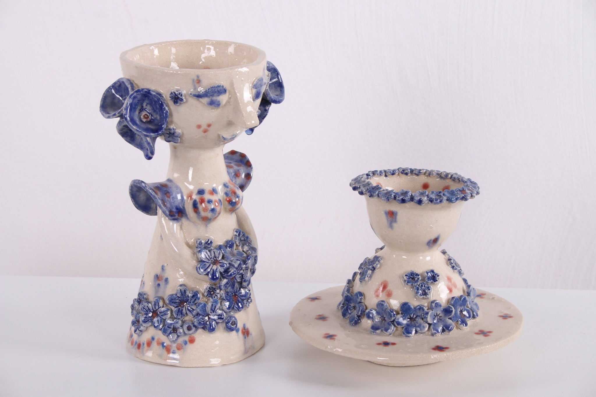 Deens Studio Keramiek Vrouw figuur met schaal en hoed als deksel 1960s zijkant deksel los