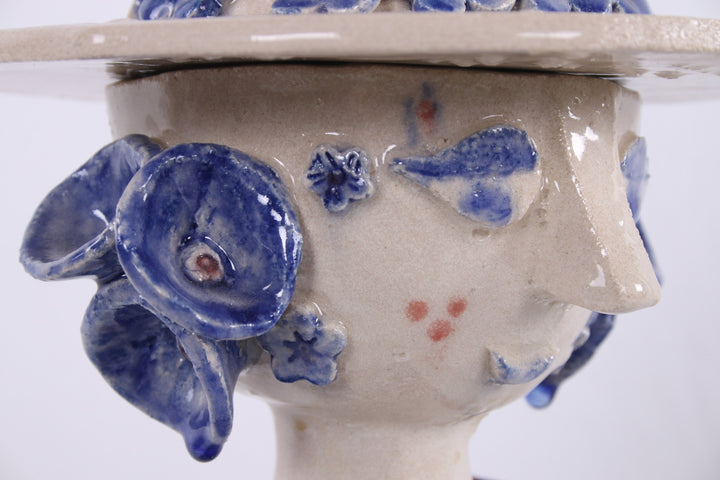 Deens Studio Keramiek Vrouw figuur met schaal en hoed als deksel 1960s detail gezicht zijkant