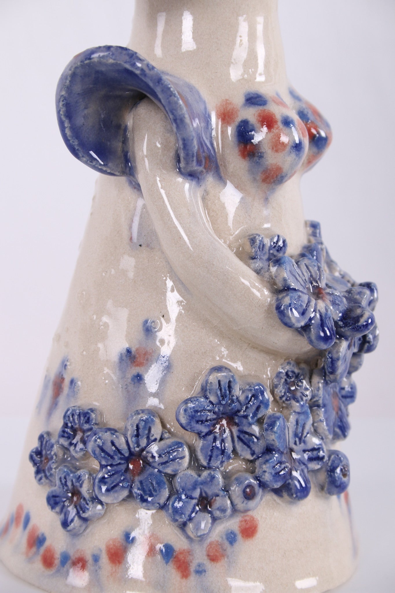 Deens Studio Keramiek Vrouw figuur met schaal en hoed als deksel 1960s detail lichaam zijkant