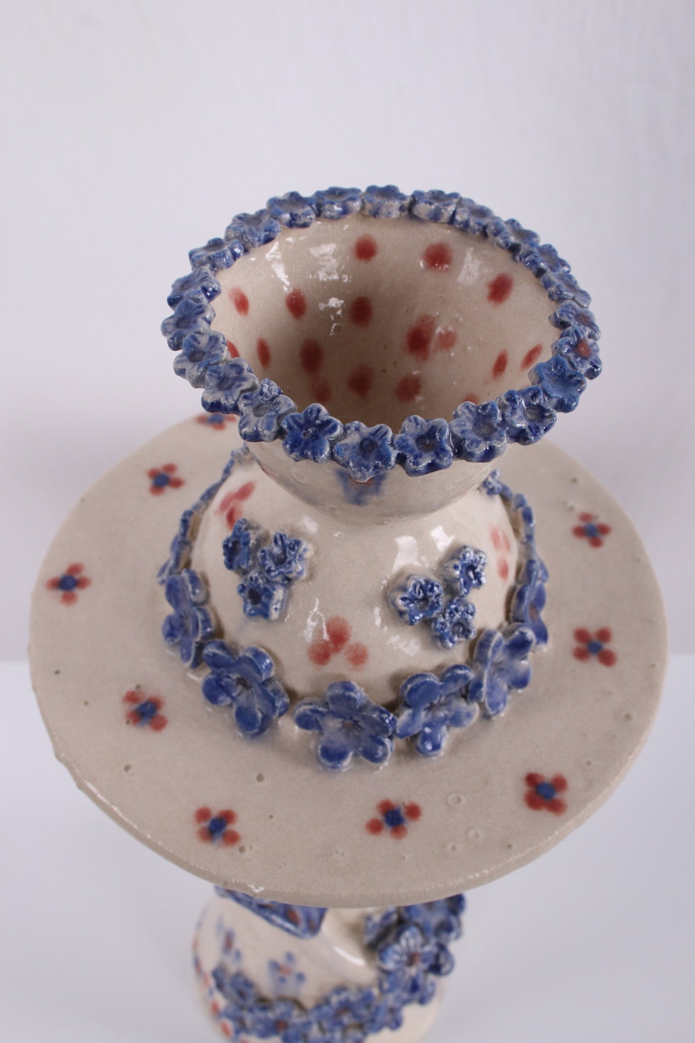 Deens Studio Keramiek Vrouw figuur met schaal en hoed als deksel 1960s detail hoed deksel bovenaf