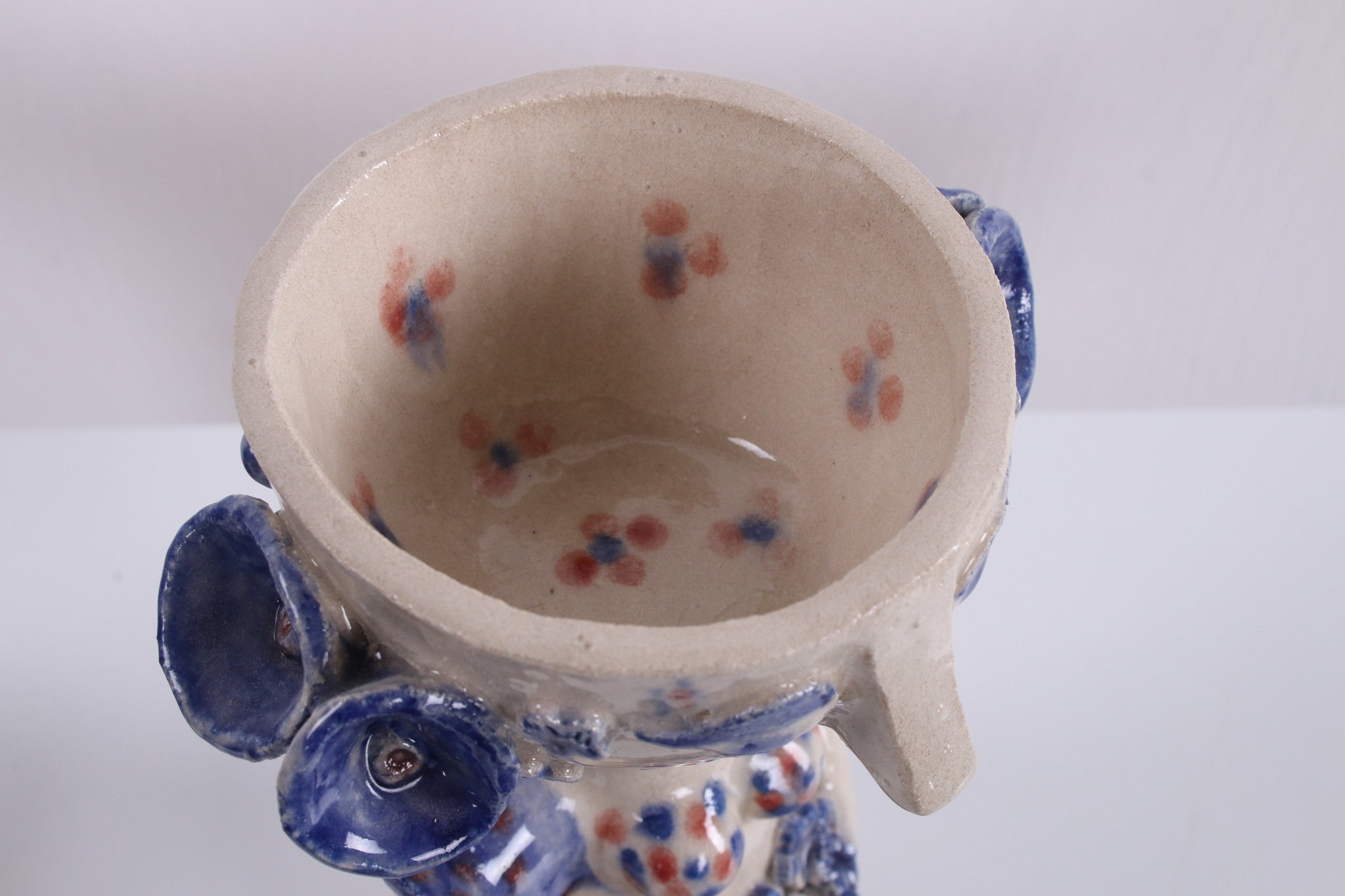 Deens Studio Keramiek Vrouw figuur met schaal en hoed als deksel 1960s detail binnenkant bovenaf