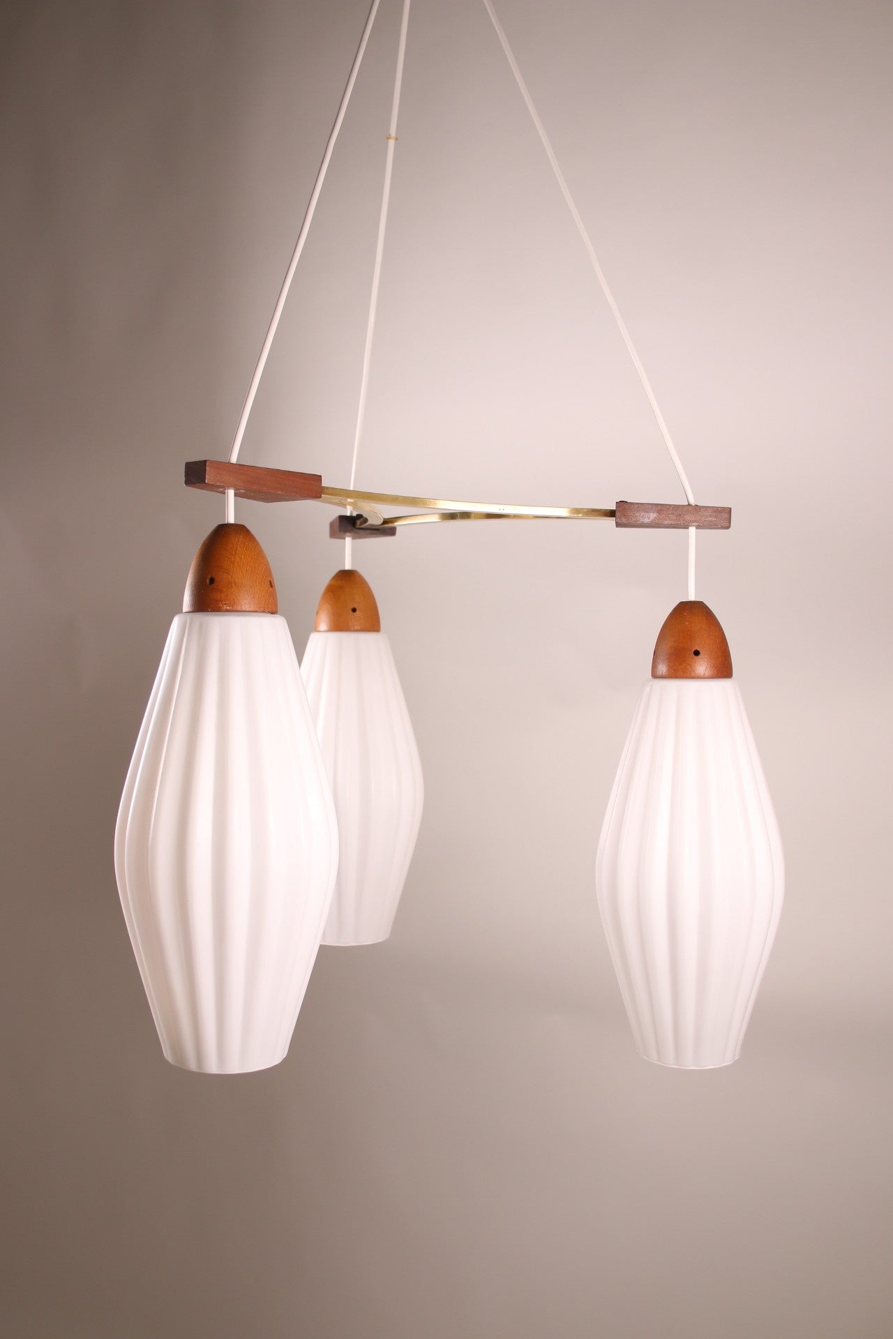 Deense Teakhouten hanglamp met geribbelde witte melk glazen kelken voorkant