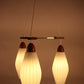 Deense Teakhouten hanglamp met geribbelde witte melk glazen kelken voorkant licht aan