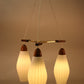 Deense Teakhouten hanglamp met geribbelde witte melk glazen kelken voorkant licht aan
