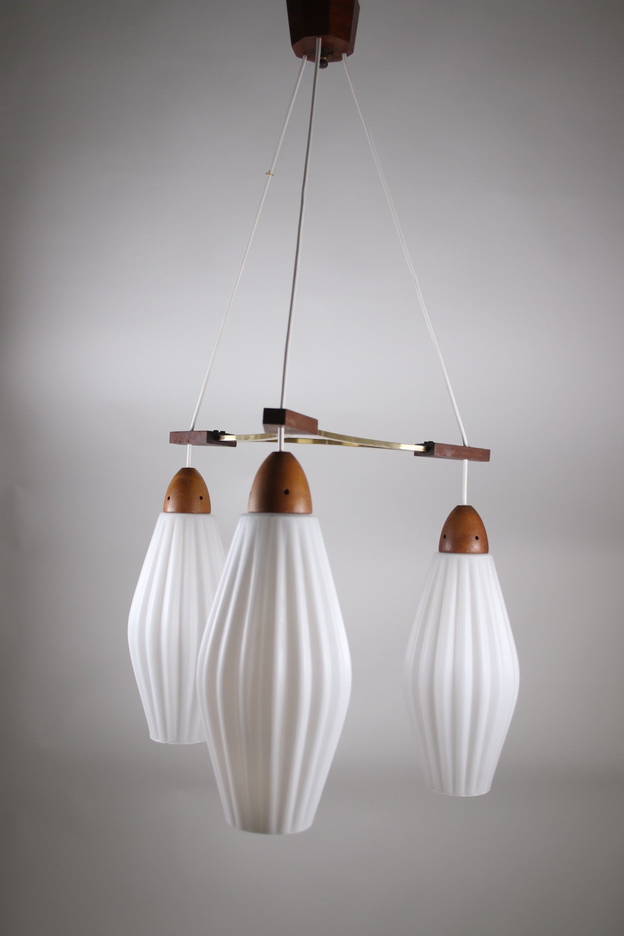 Deense Teakhouten hanglamp met geribbelde witte melk glazen kelkenovorkant