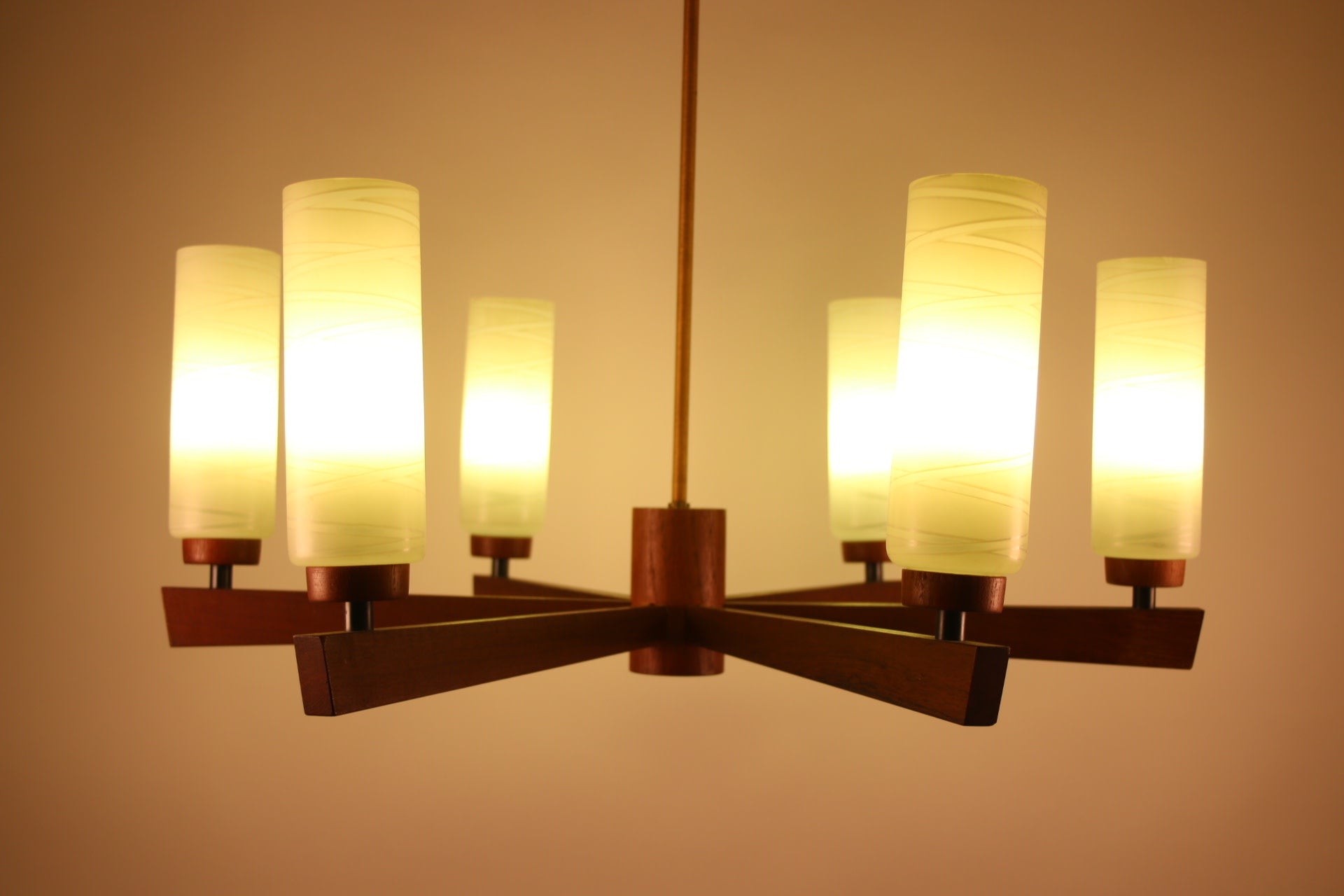 Scandinavische Teakhouten Hanglamp met 6 lichtpunten voorkant licht aan