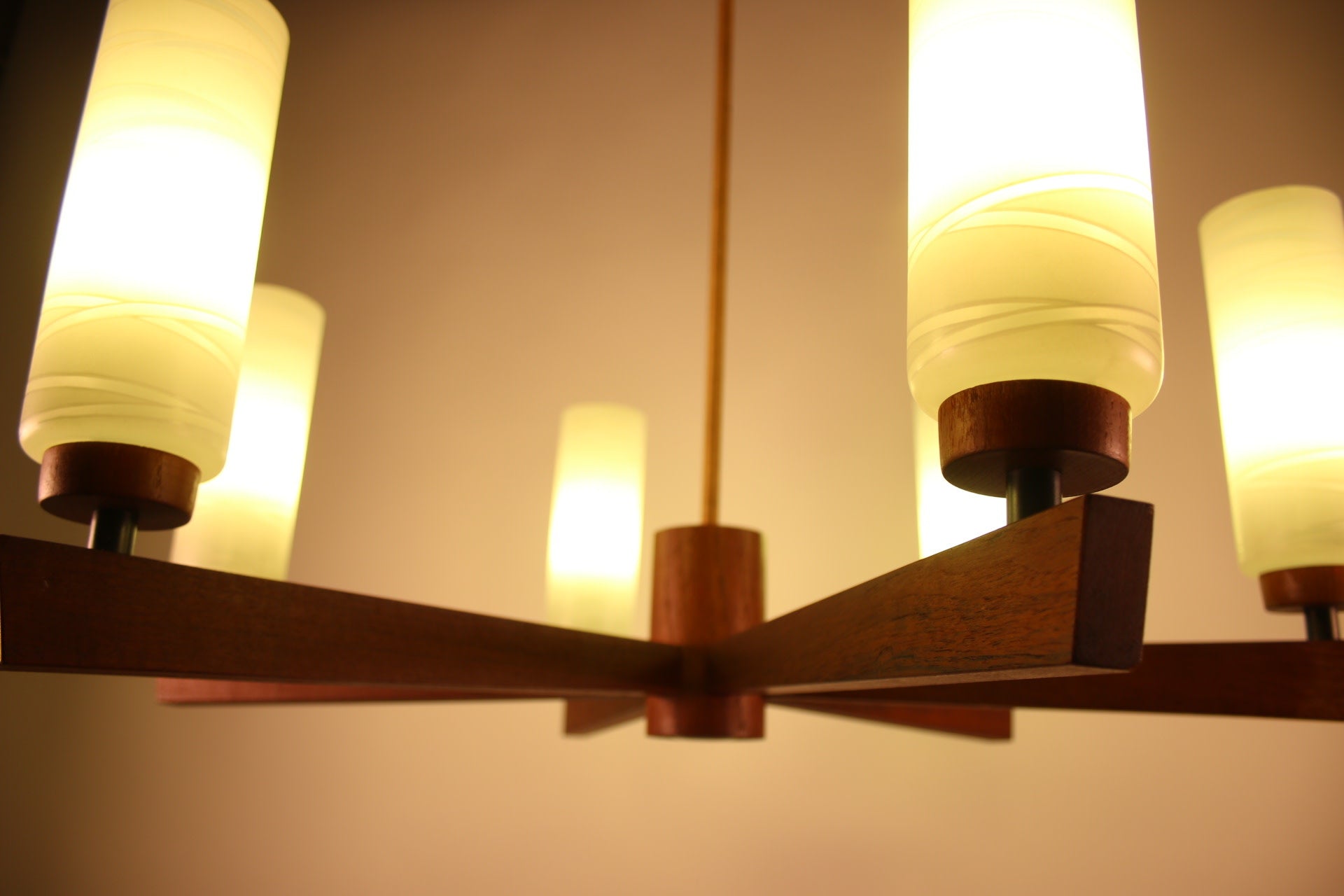 Scandinavische Teakhouten Hanglamp met 6 lichtpunten detail lampjes licht aan