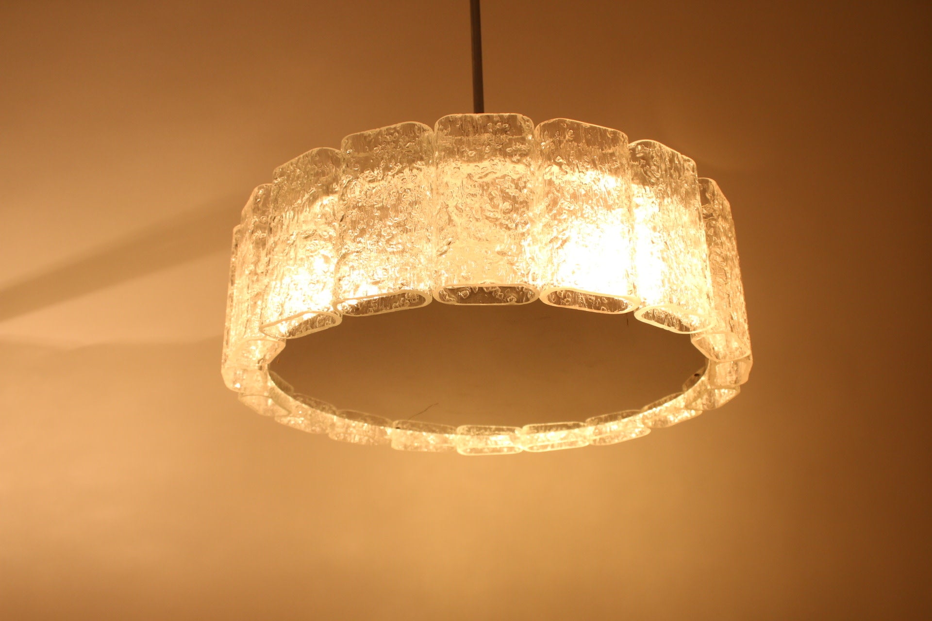 Doria Leuchten IJs glas hanglamp met spiegel effect jaren 60s