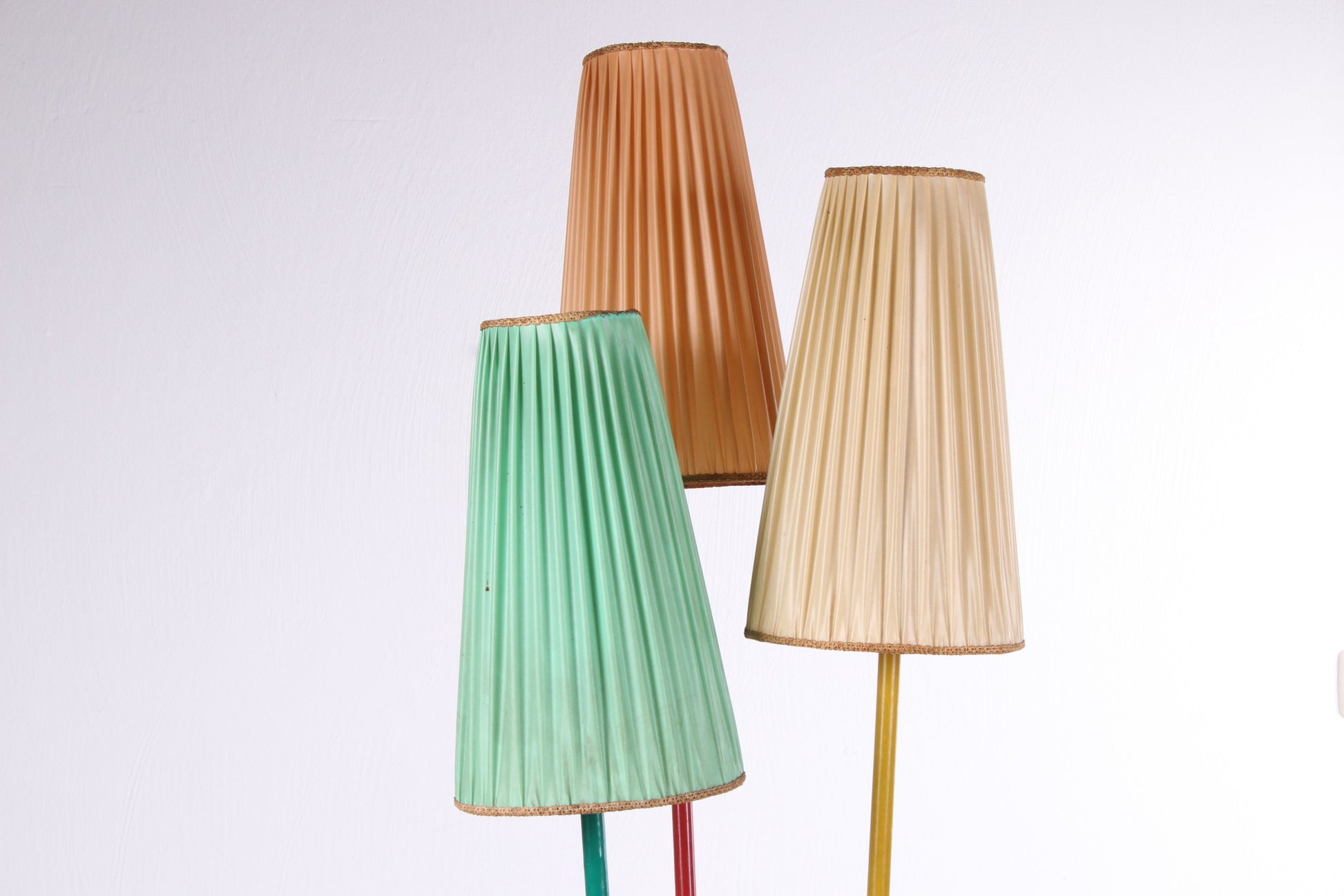 Vintage Driepoot Gekleurde Vloerlamp met Orginele stoffen kapjes 60's detail lampekappen