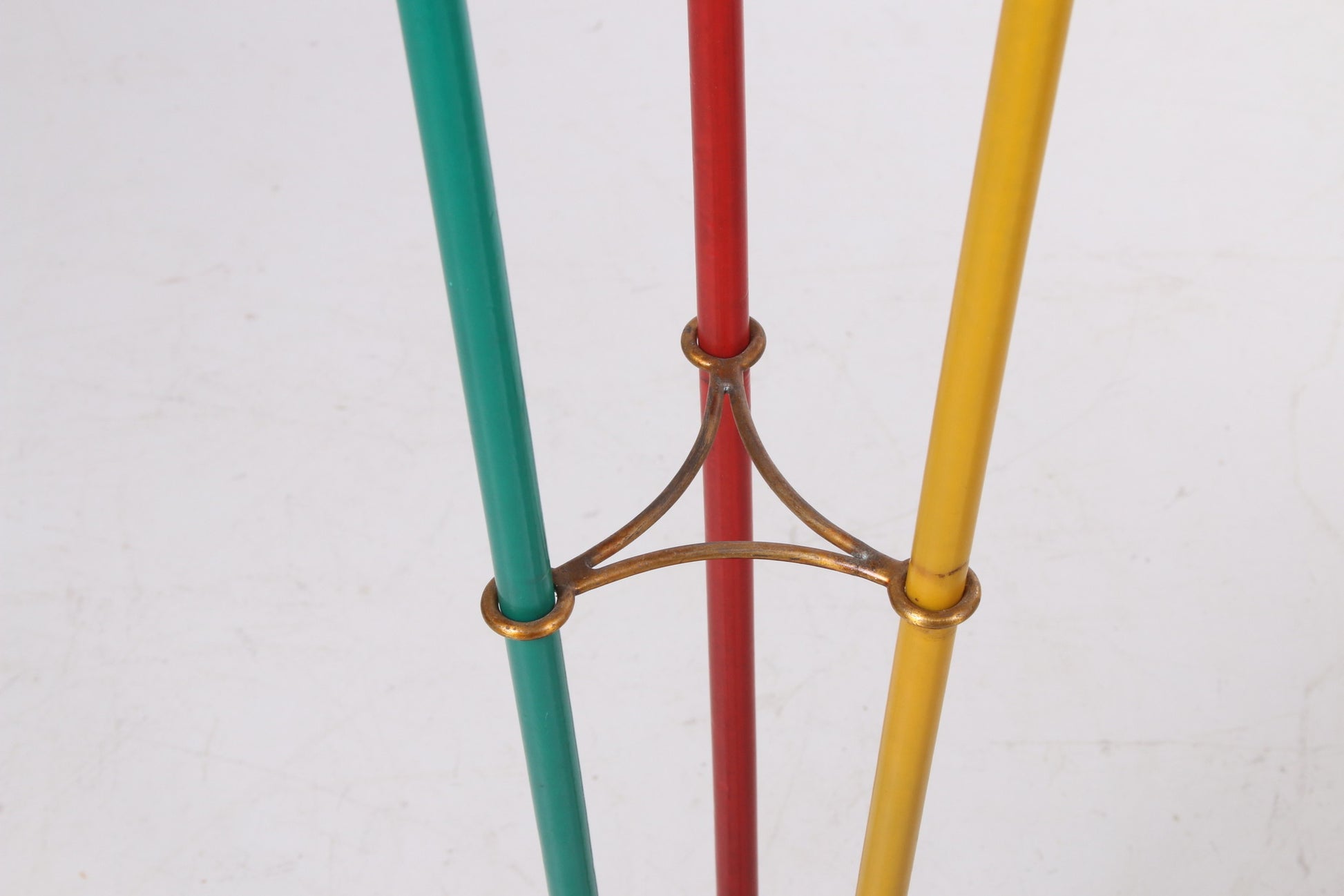 Vintage Driepoot Gekleurde Vloerlamp met Orginele stoffen kapjes 60's detail voetstuk