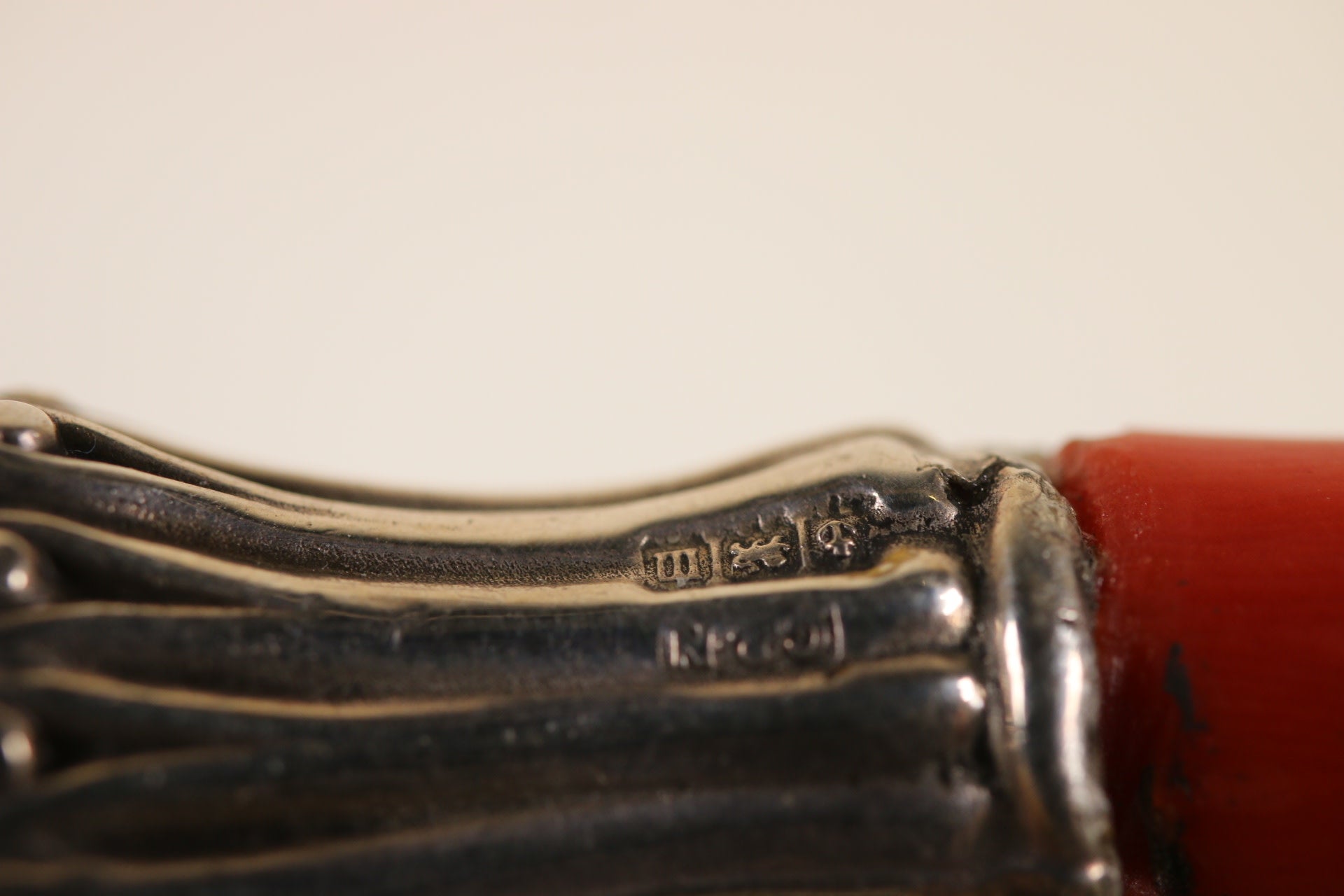 Engelse Zilveren Rammelaar met bloedkoraal 1900 detail gegraffeerde logos