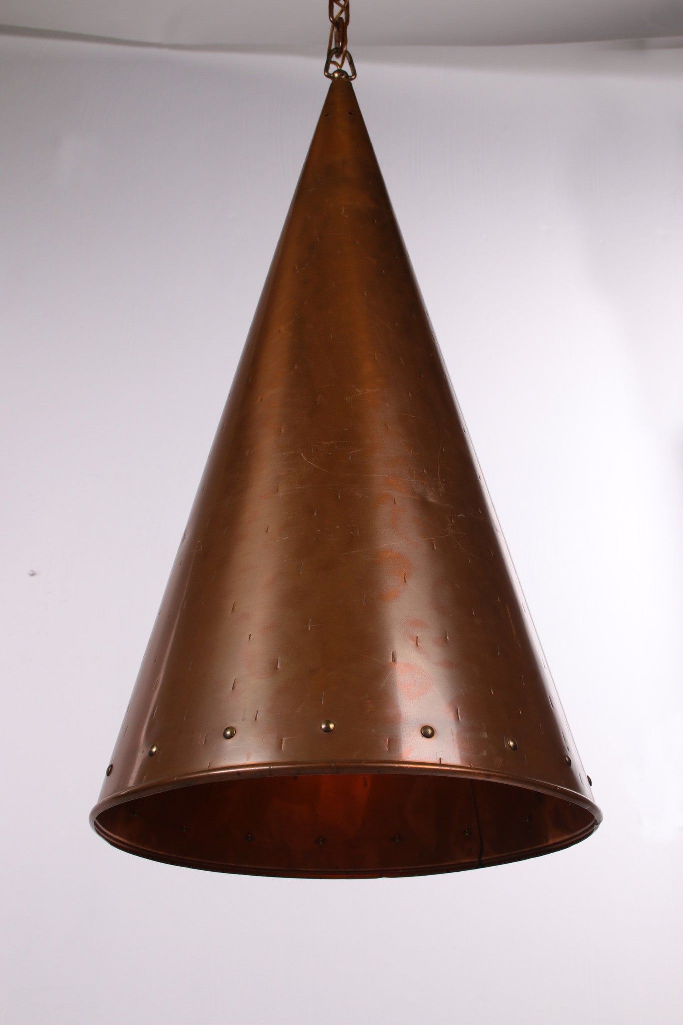 Deense met de hand gehamerde koperen hanglamp van E.S Horn Aalestrup, jaren 50 voorkant