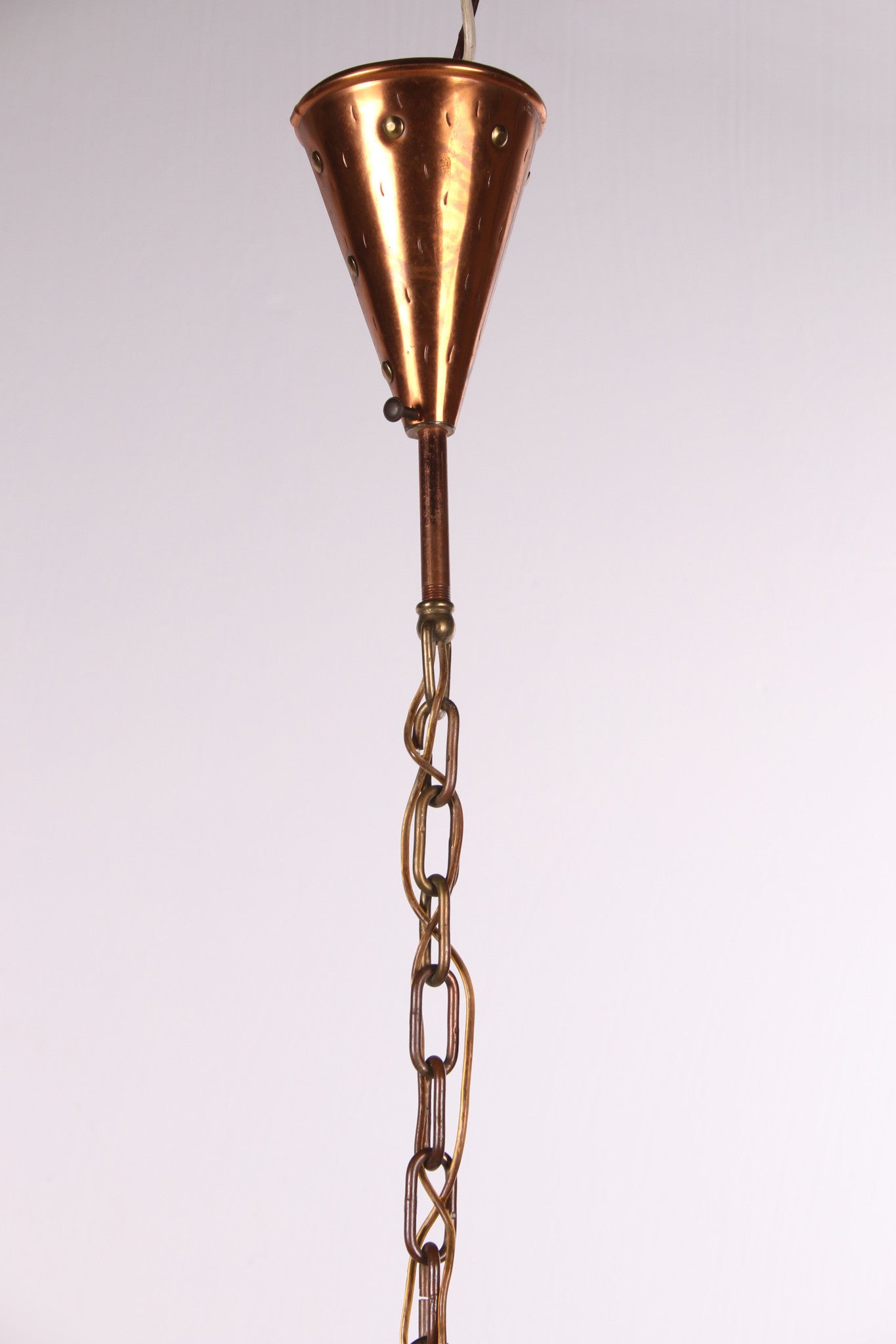Deense met de hand gehamerde koperen hanglamp van E.S Horn Aalestrup, jaren 50 detail ketting