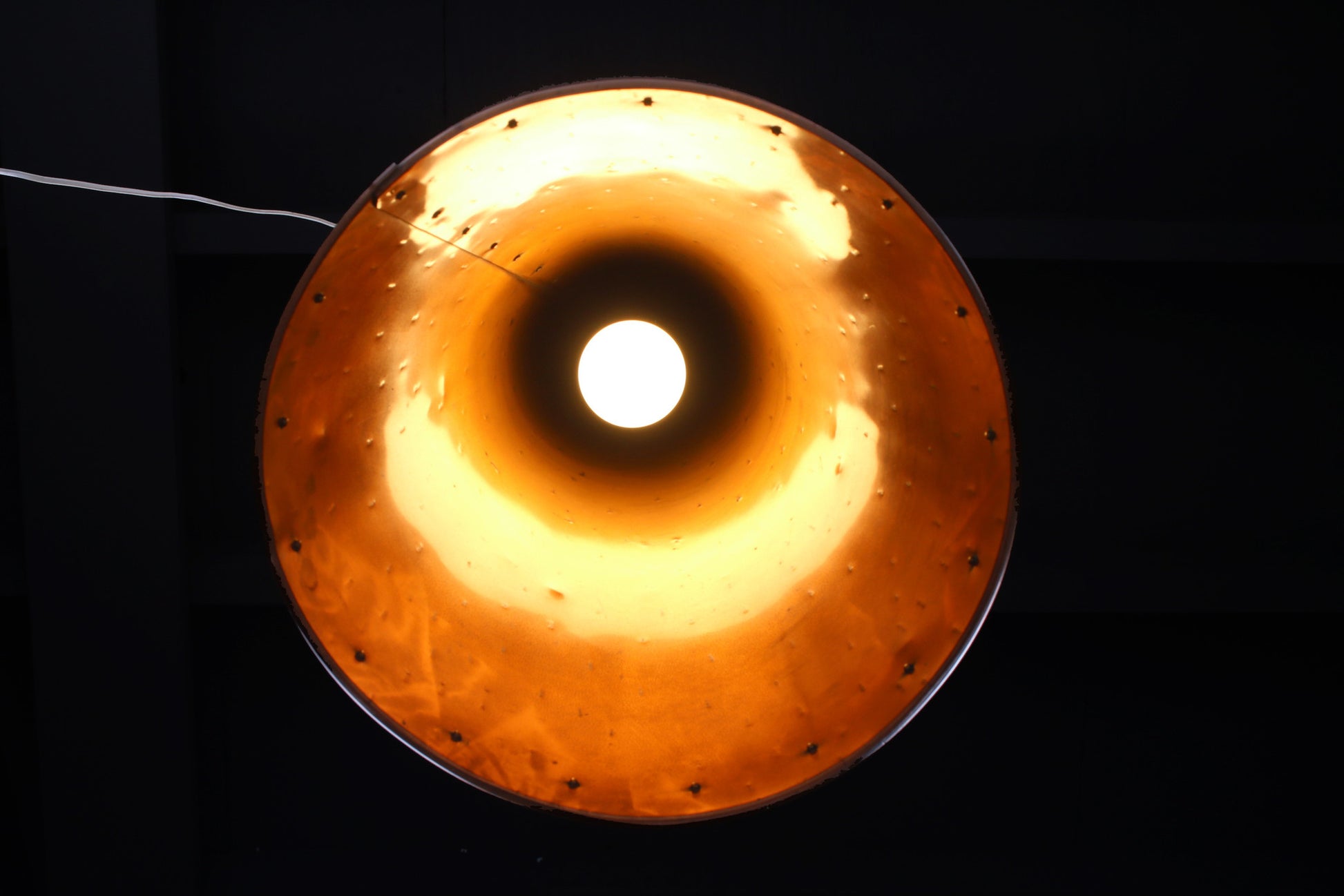 Deense met de hand gehamerde koperen hanglamp van E.S Horn Aalestrup, jaren 50 onderkant licht aan