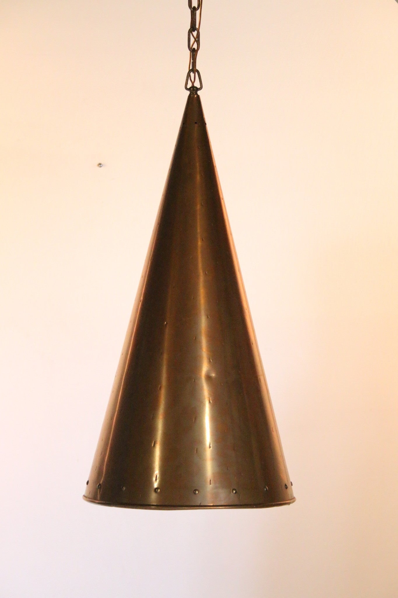 Deense met de hand gehamerde koperen hanglamp van E.S Horn Aalestrup, jaren 50 detail lampekap voorkant