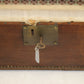 Franse Bruine Leren koffer met koperen hoeken en sleutel detail slot met sleutel