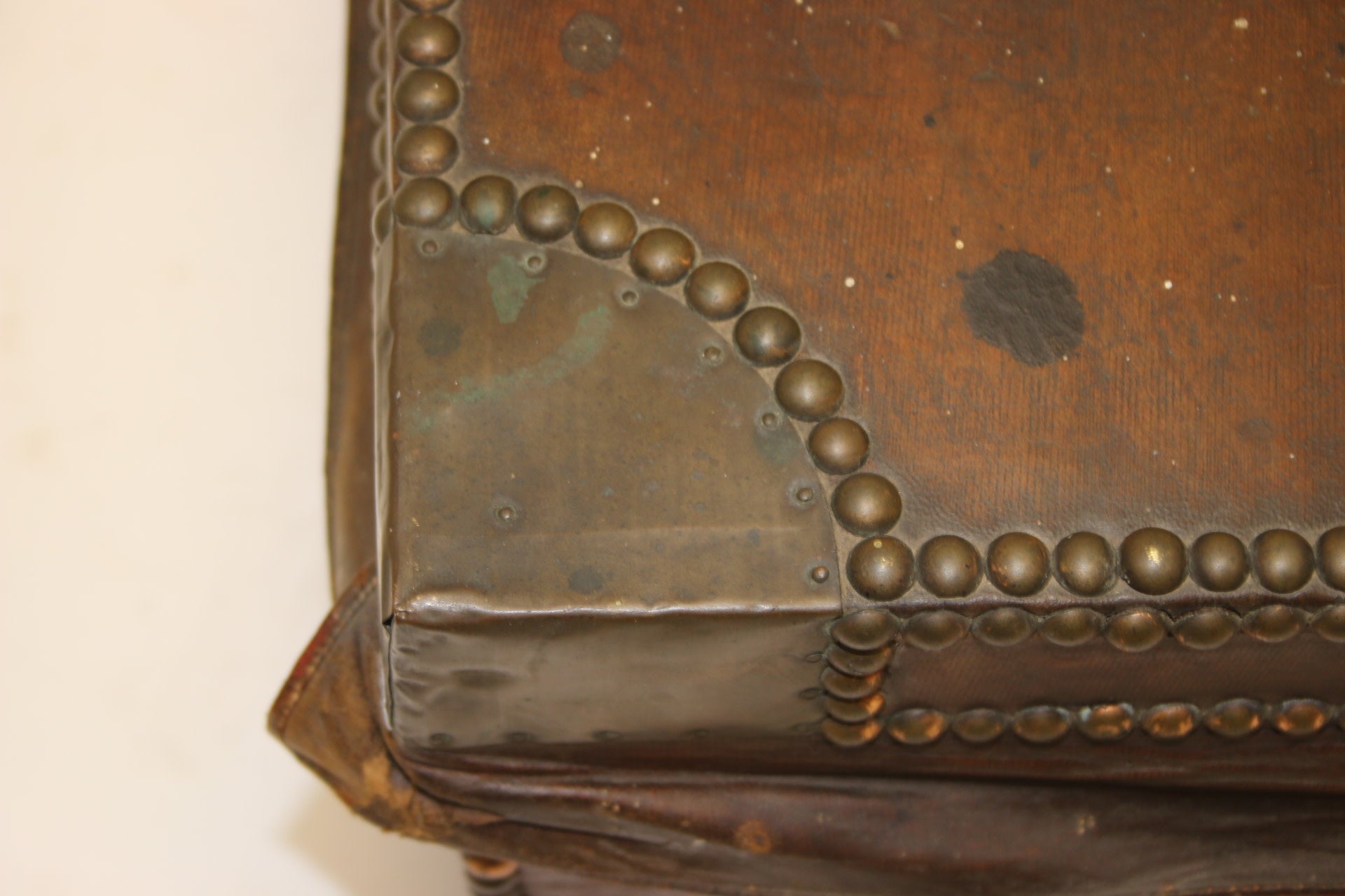 Franse Bruine Leren koffer met koperen hoeken en sleutel detail rand boven