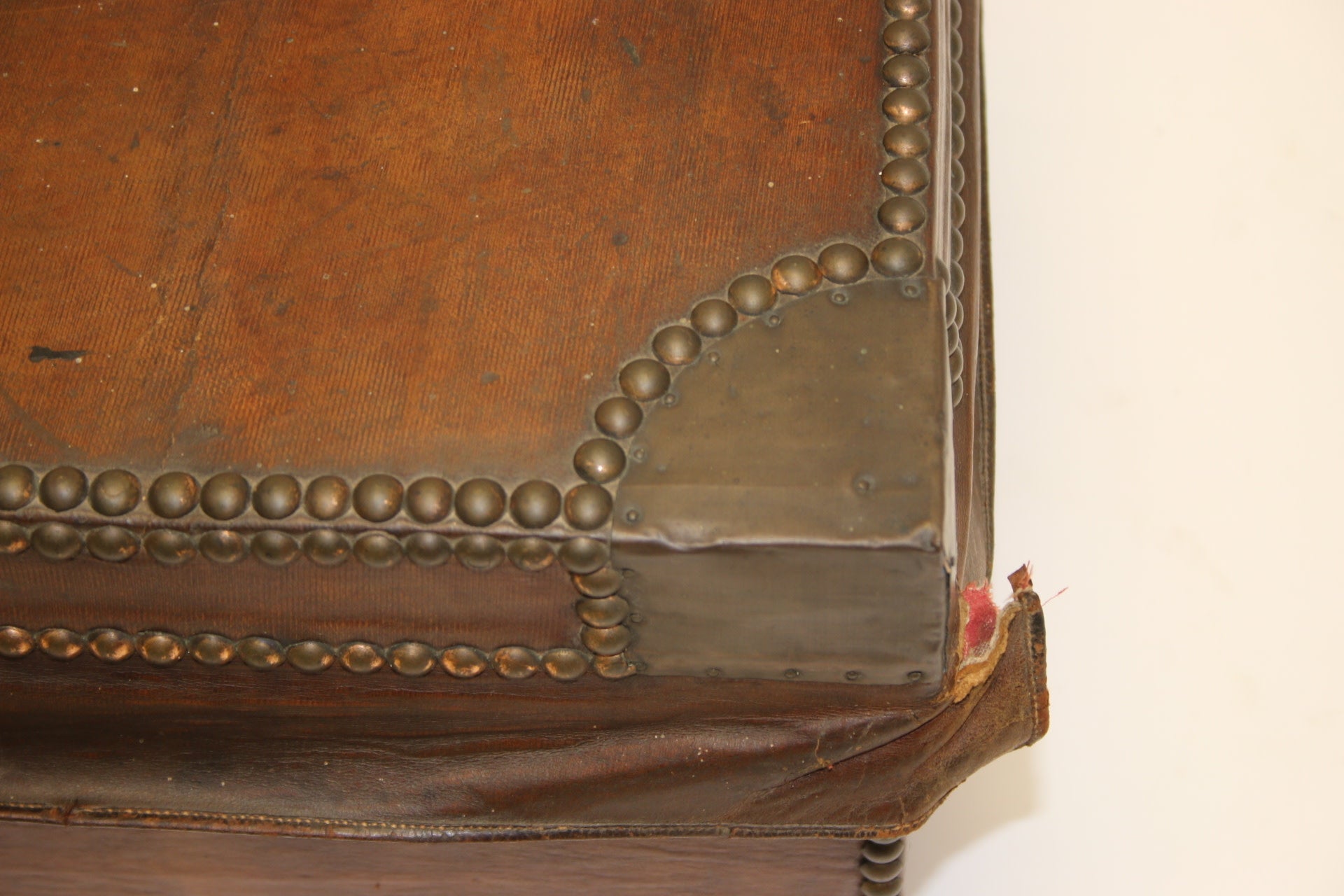 Franse Bruine Leren koffer met koperen hoeken en sleutel detail rand boven