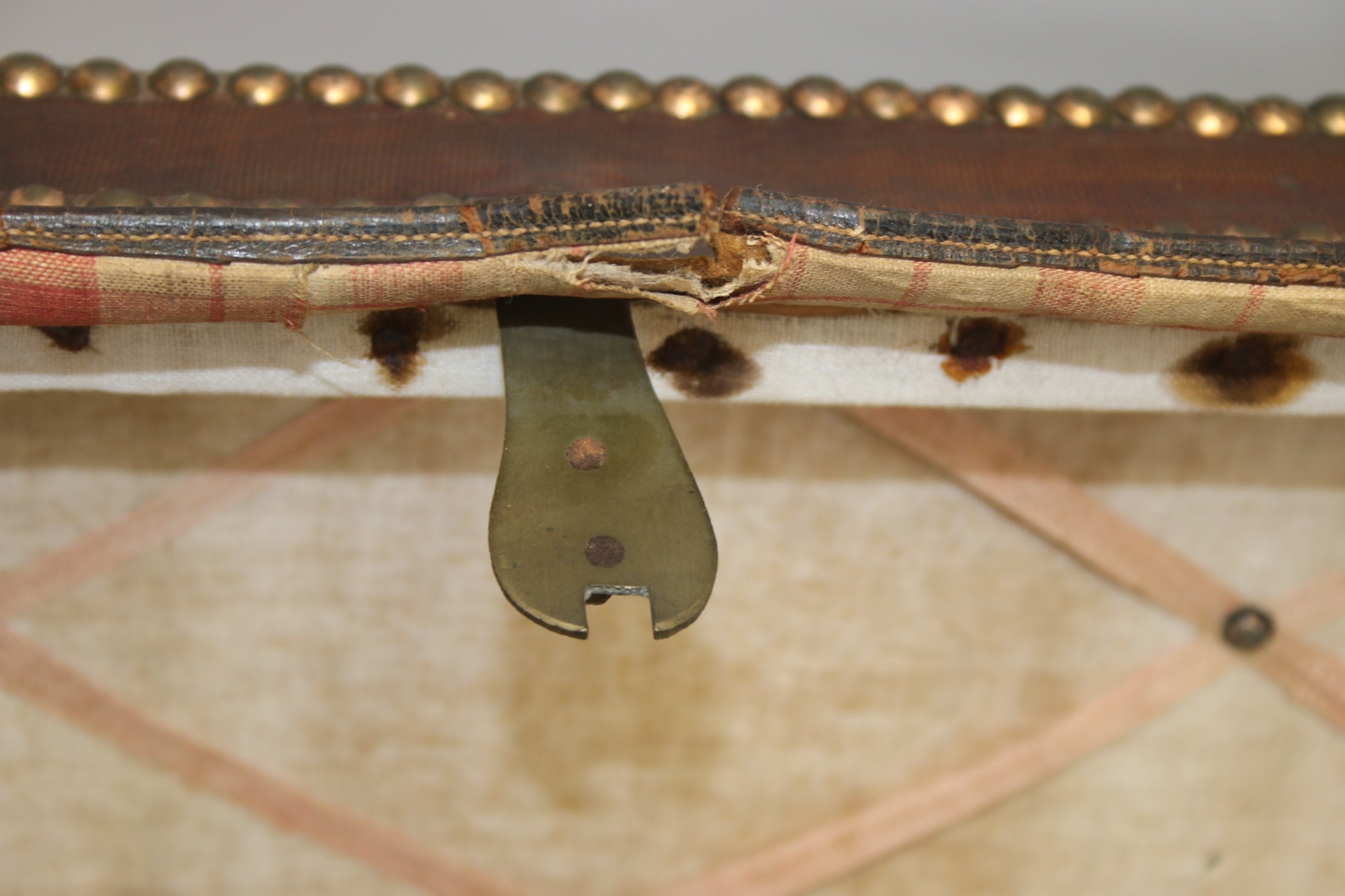 Franse Bruine Leren koffer met koperen hoeken en sleutel detail slot