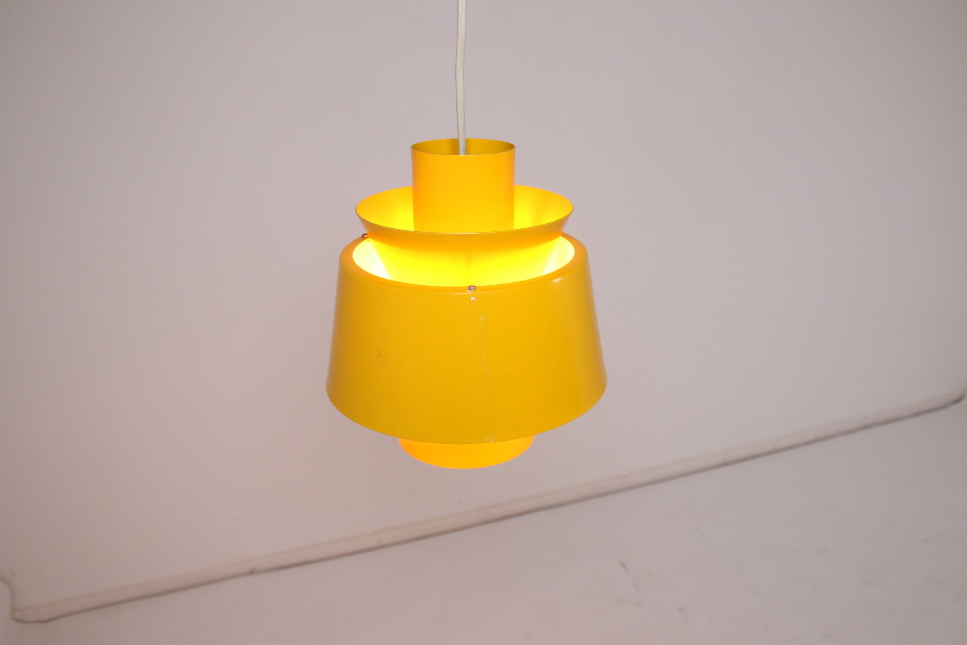 Deens jaren60 Tivoli hanglamp van Jorn Utzon voorkant licht aan