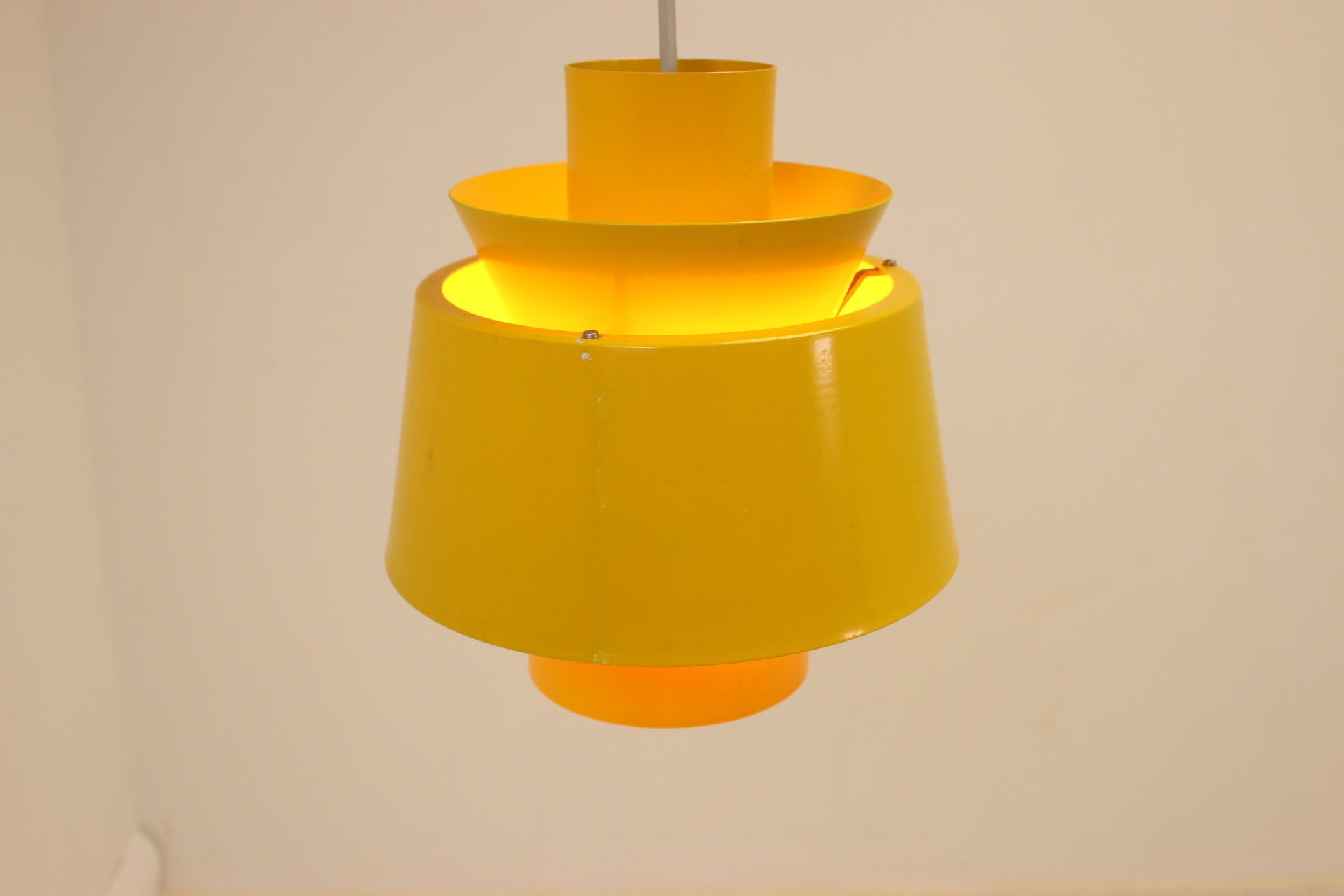 Deens jaren60 Tivoli hanglamp van Jorn Utzon voorkant