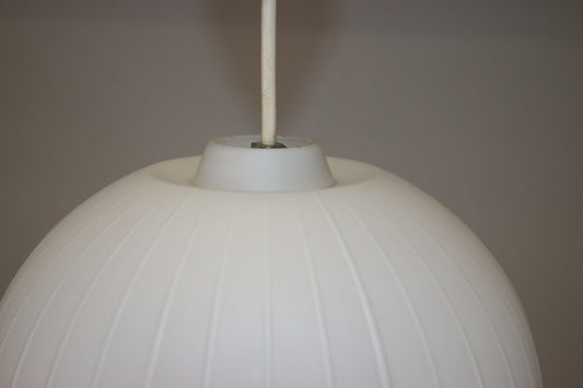 Grote Witte Opeline Hanglamp met lijntjes op het glas detail bovenkant