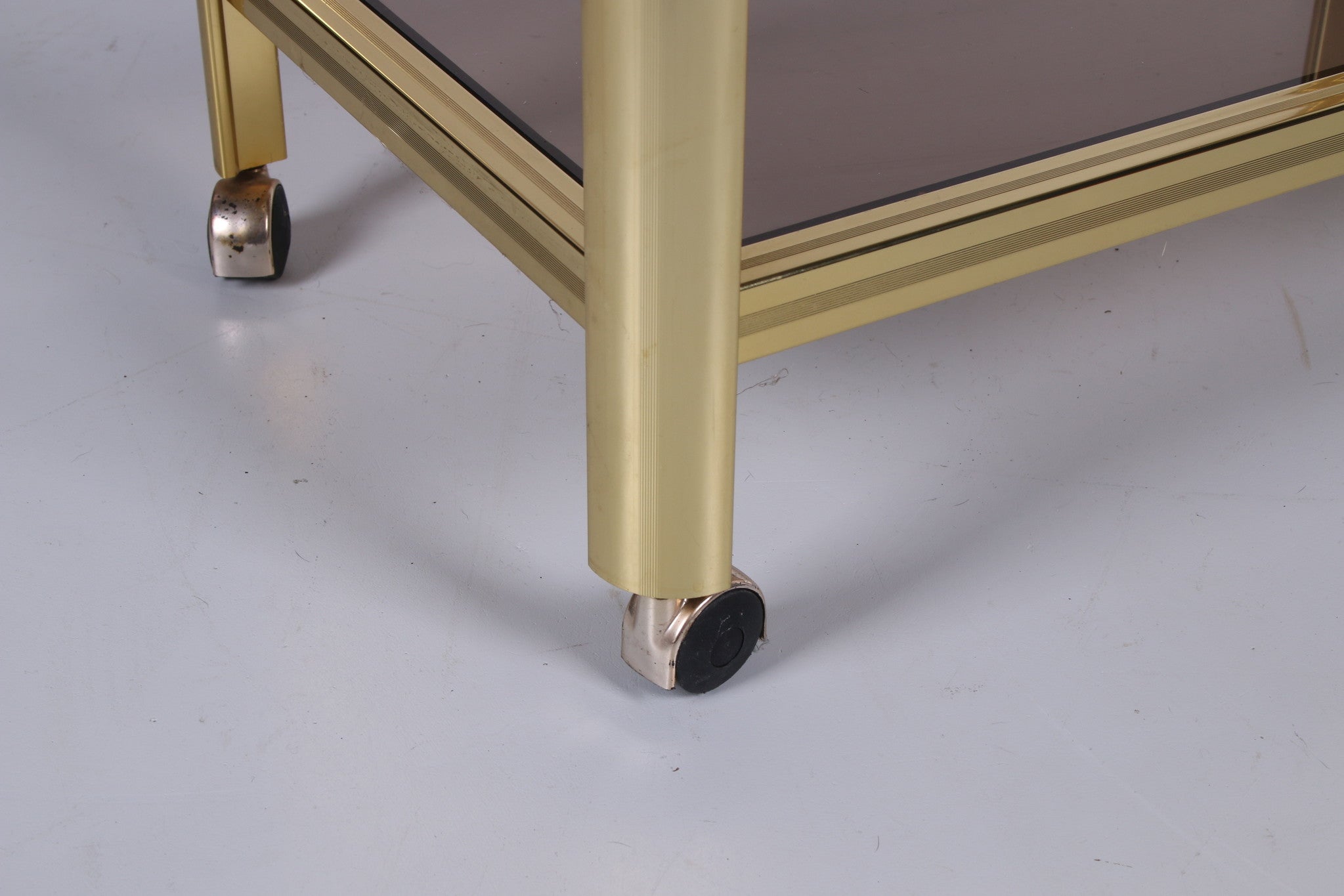 Hollywood Regency trolley met gerookt glas detail poot met wieltje